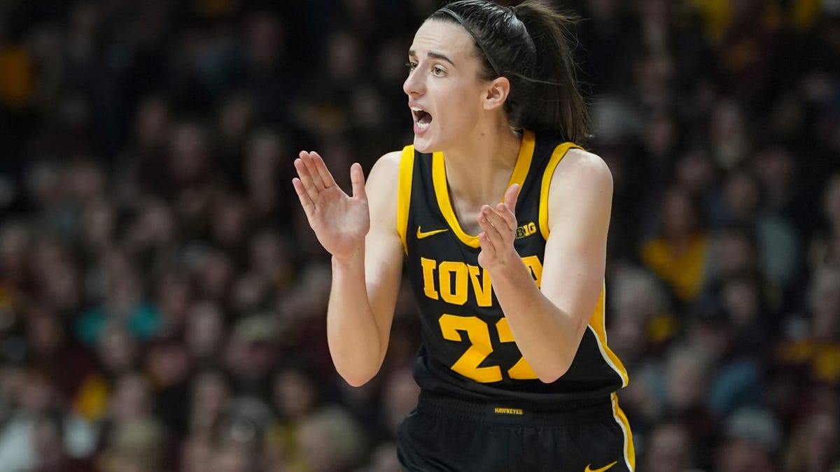 Caitlin Clark declares for 2024 WNBA draft. Indiana Fever and their fans are thrilled.