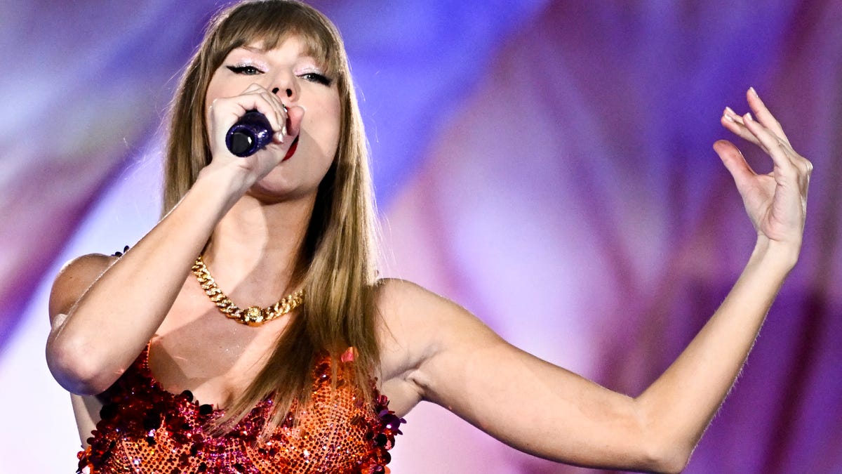 Taylor Swift chante sous la pluie lors de la première soirée de sa tournée Eras à Lyon, France