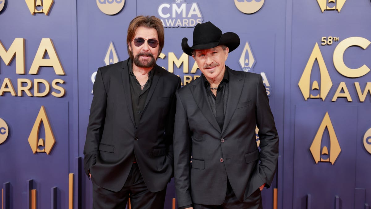 Brooks & Dunn make CMA Awards history with surprise win and steal the show ...