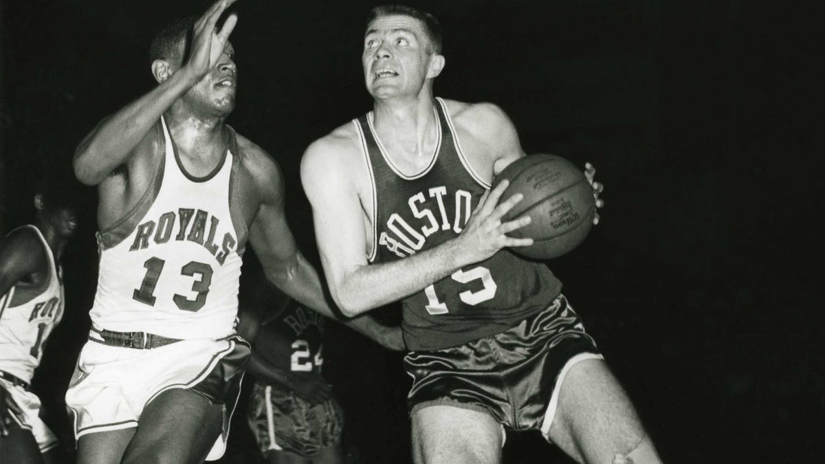 Heinsohn contratado como preparador; Embry división por; Douglas nacido Heinsohn contratado como preparador; Embry división por; Douglas nacido