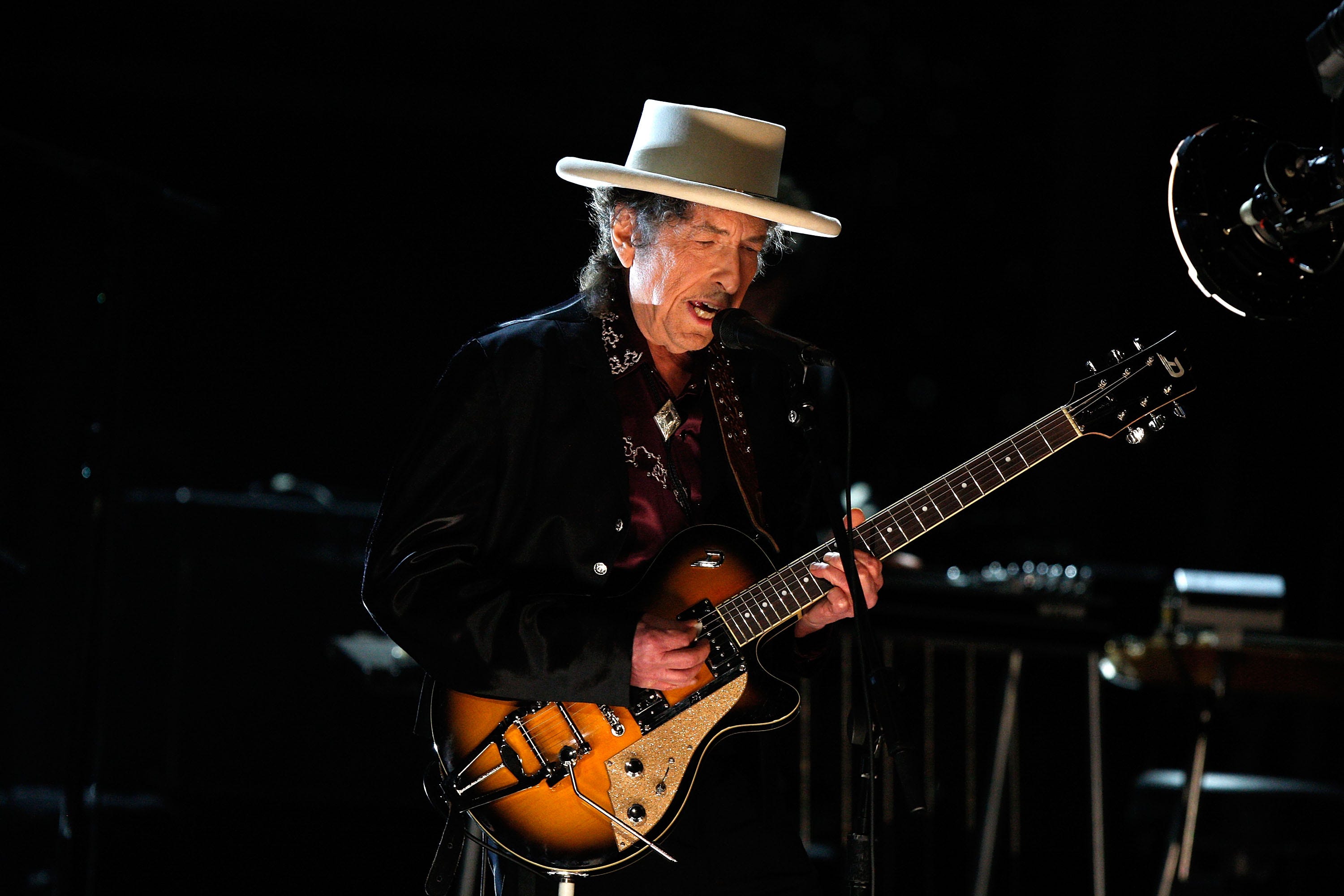 What songs will music icon Bob Dylan perform at the Columbus show?