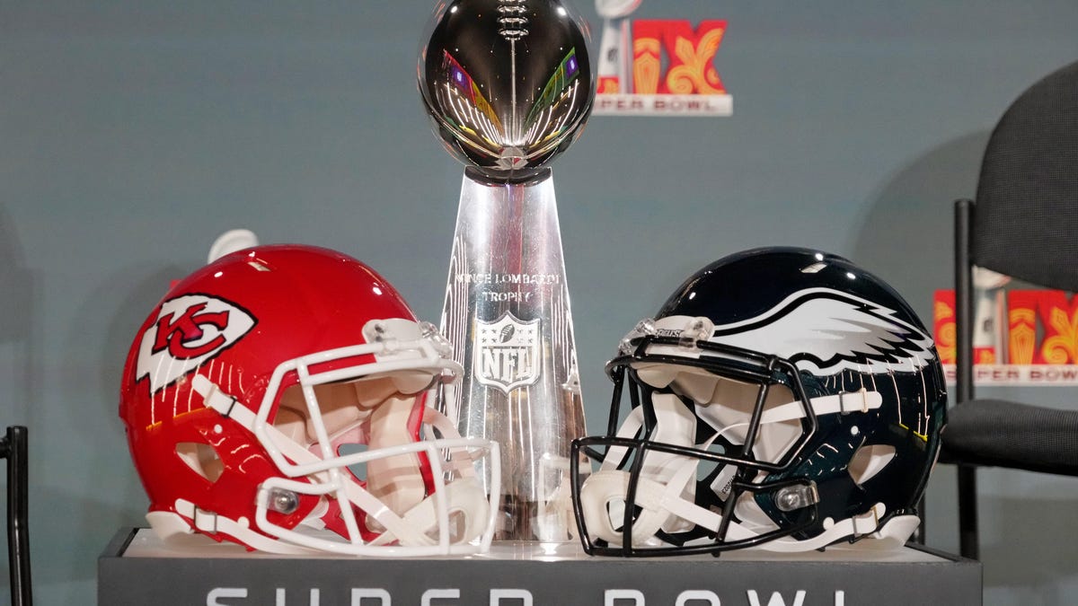 NFL Teams Amplify DEI In Florida’s Marginalized Communities Amid Corporate Rollbacks NFL Teams Amplify DEI In Florida’s Marginalized Communities Amid Corporate Rollbacks
