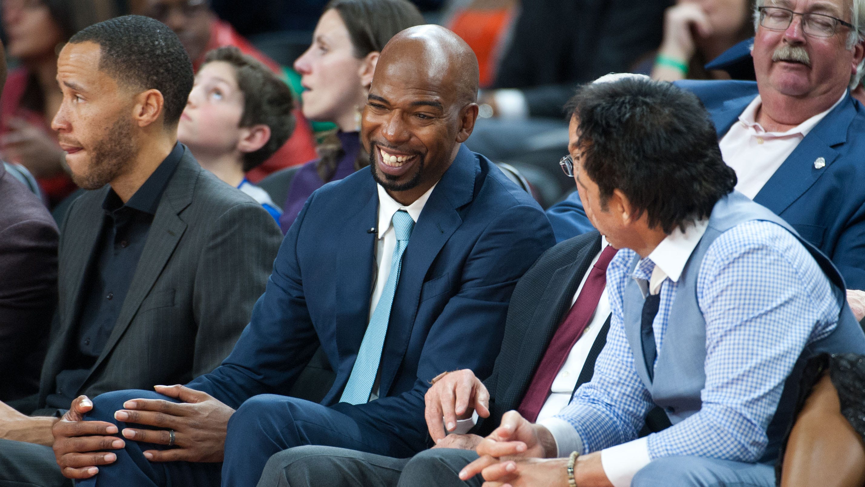 Lakers star to locker room after hard foul