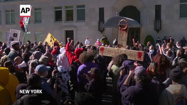 Breonna's family join protest outside Trump hotel