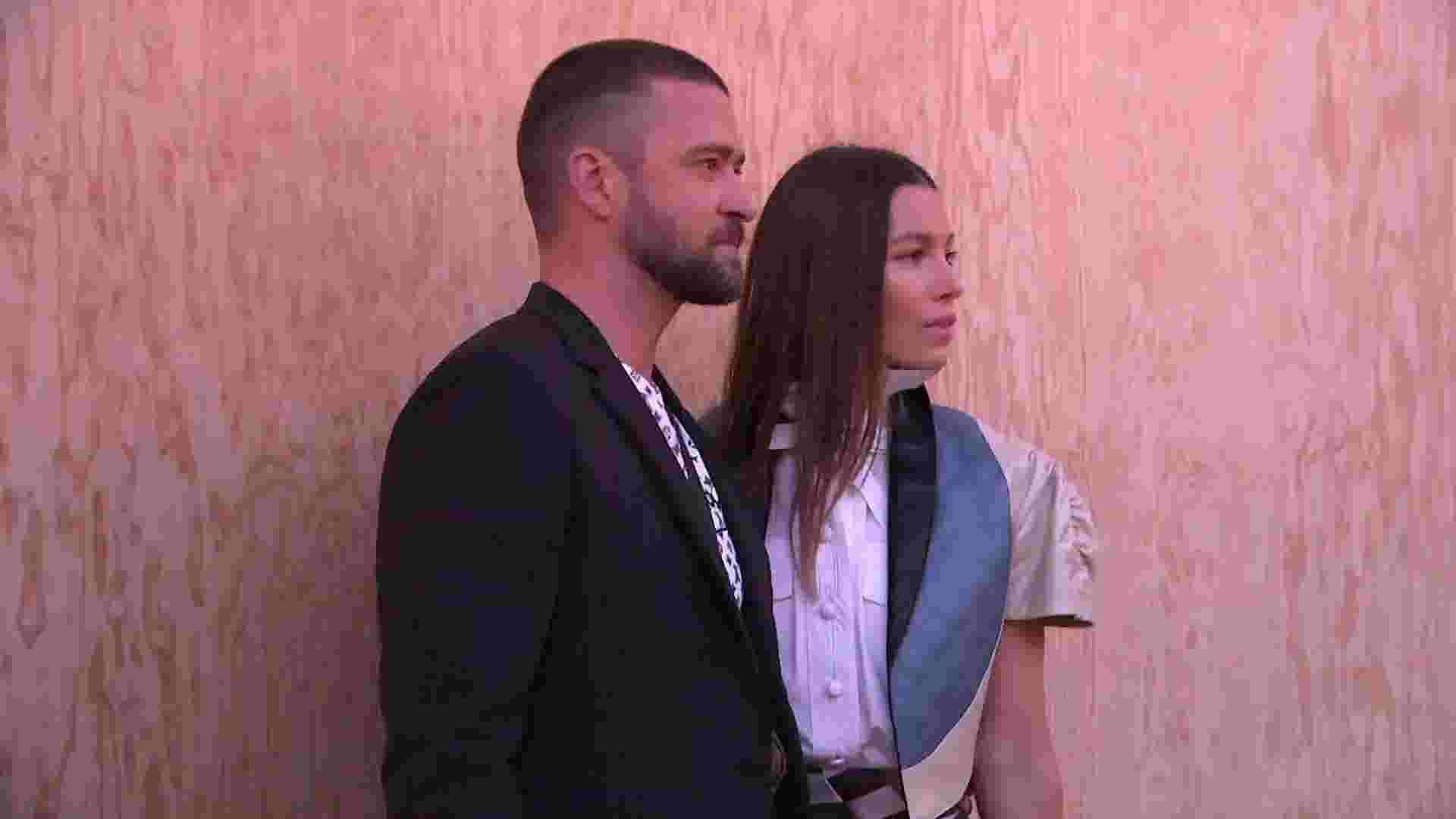 Justin Timberlake and Jessica Biel are couple goals as they pose in wild  looks 👀at the Louis Vuitton men's runway show in Paris🕶💫