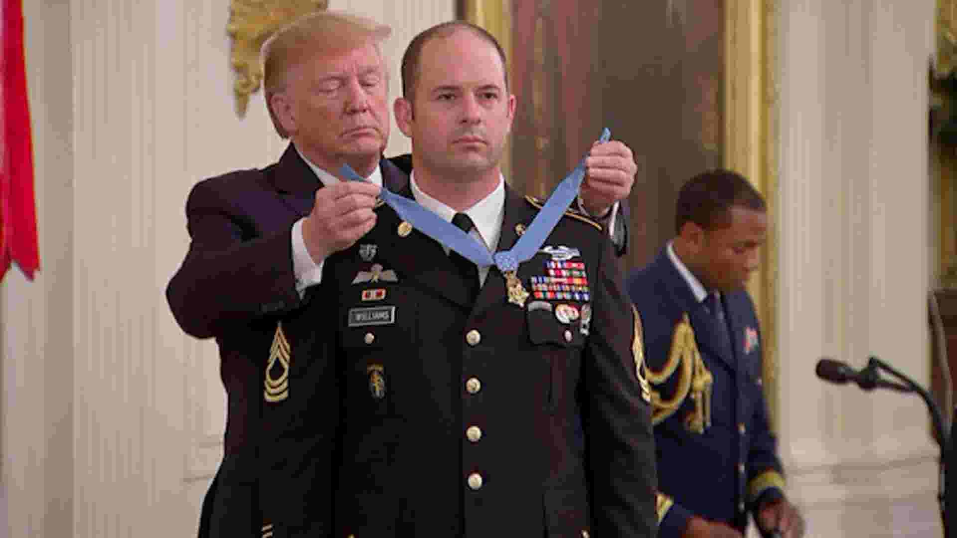 Trump presents Medal of Honor to Green Beret