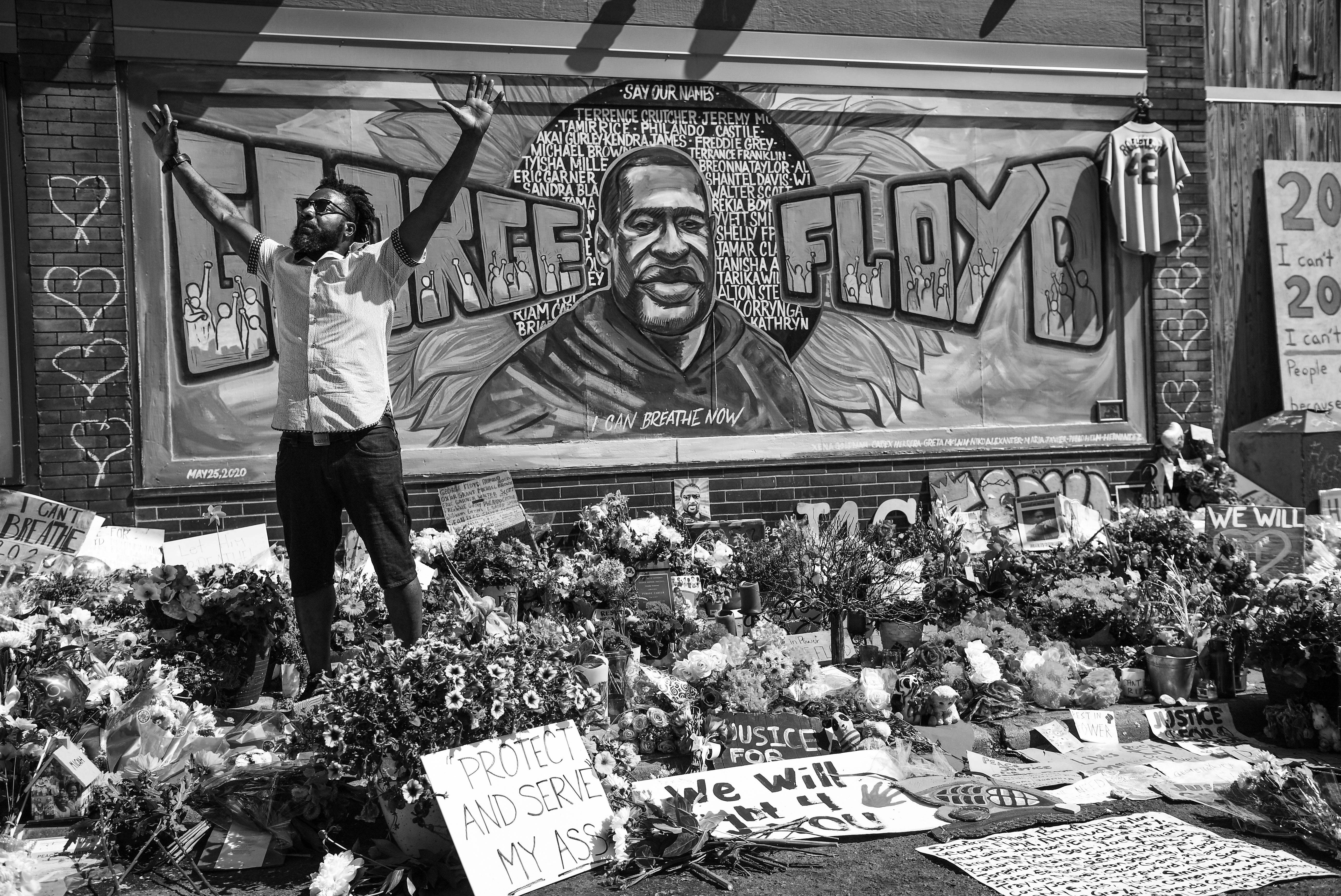 Former NFL player Tyrone Carter speaks at the George Floyd memorial site at 38th Street and Chicago Avenue on Wednesday, June 3, 2020.