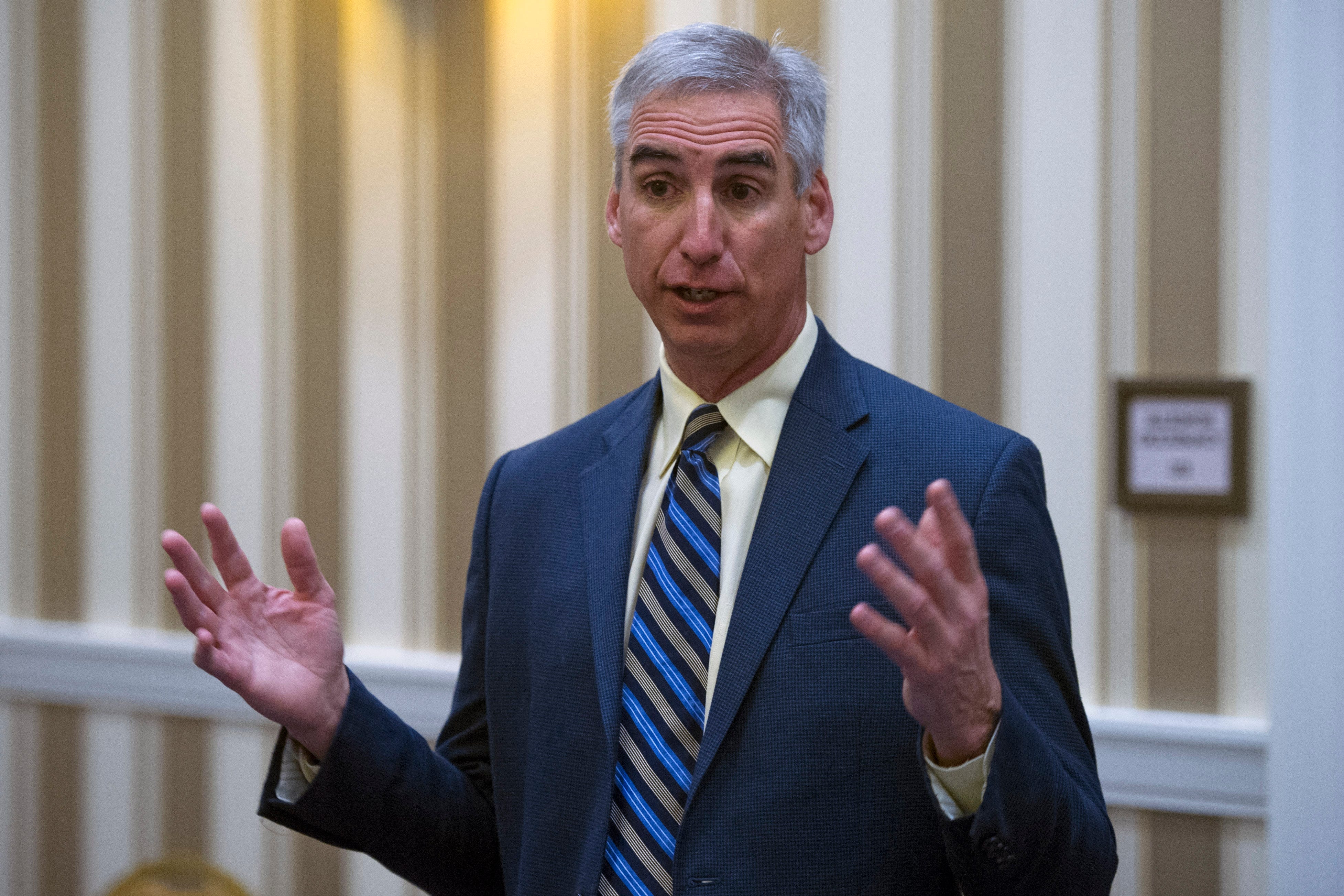 Oliver Luck, former NCAA executive and father of Colts QB Andrew Luck, named XFL commissioner
