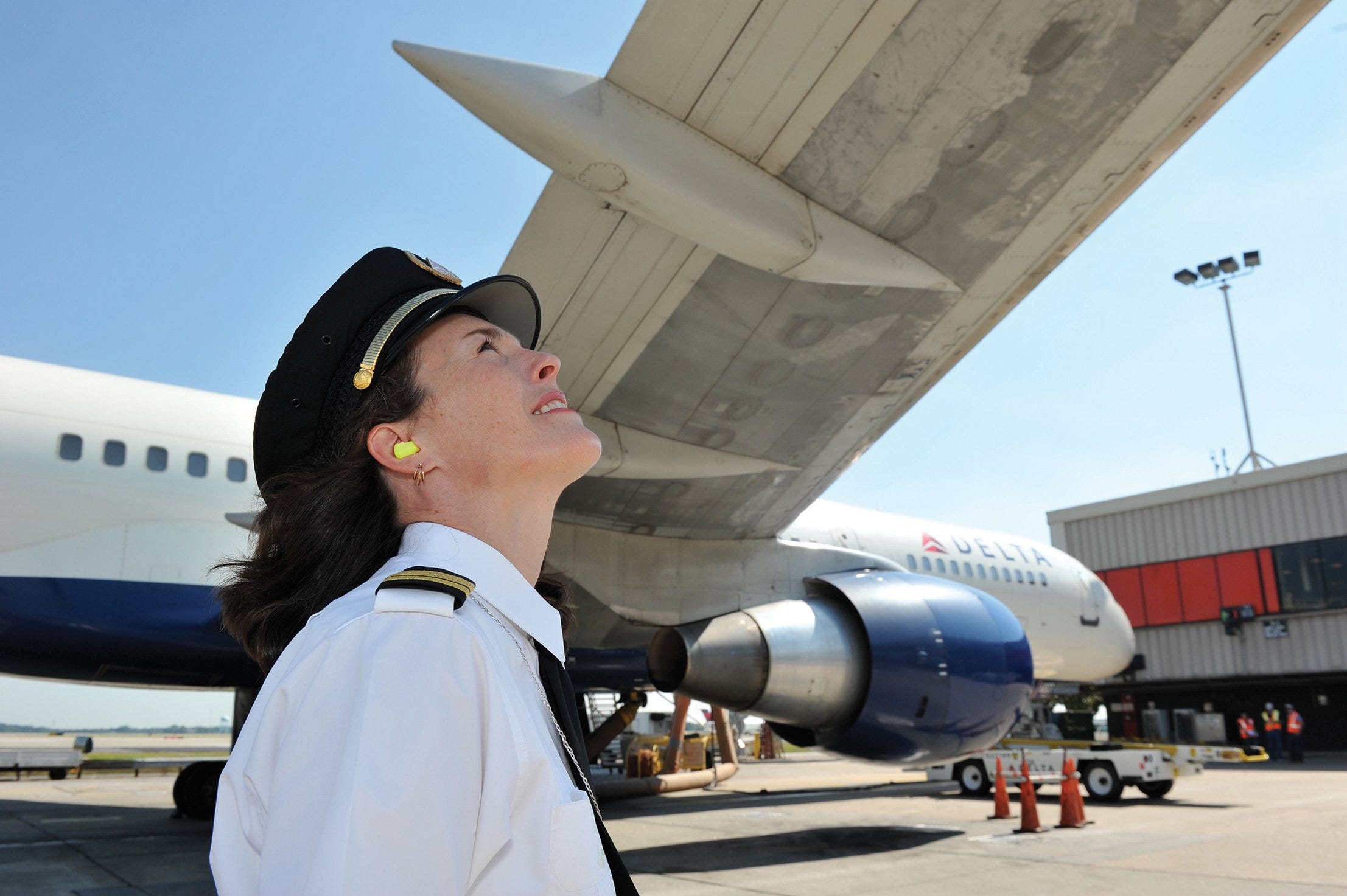 female airline pilots wish more women would join them