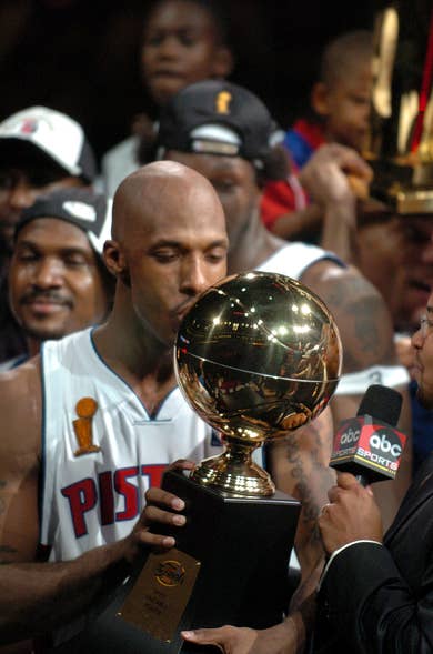 Chauncey Billups Detroit Pistons Unsigned Larry O'Brien NBA Championship  Trophy and MVP Trophy Photograph