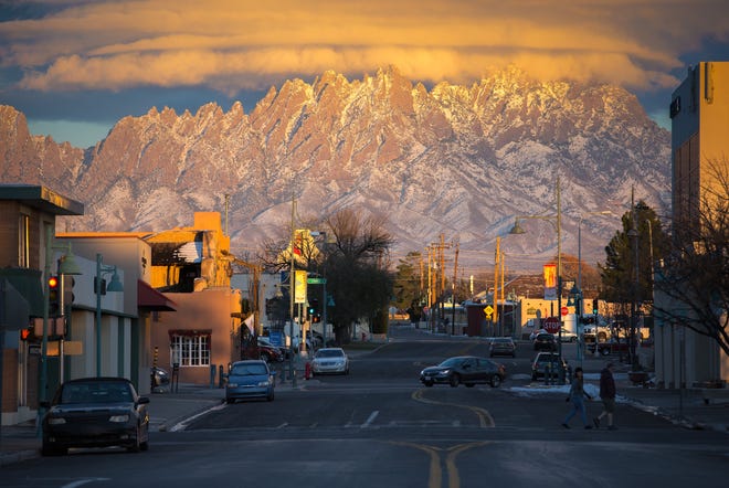 Jett Loe / Sun-News Las montañas Organ aparecen en todo su esplendor en esta foto tomada desde Las Cruces Avenue en el centro de Las Cruces el 31 de enero de 2016.