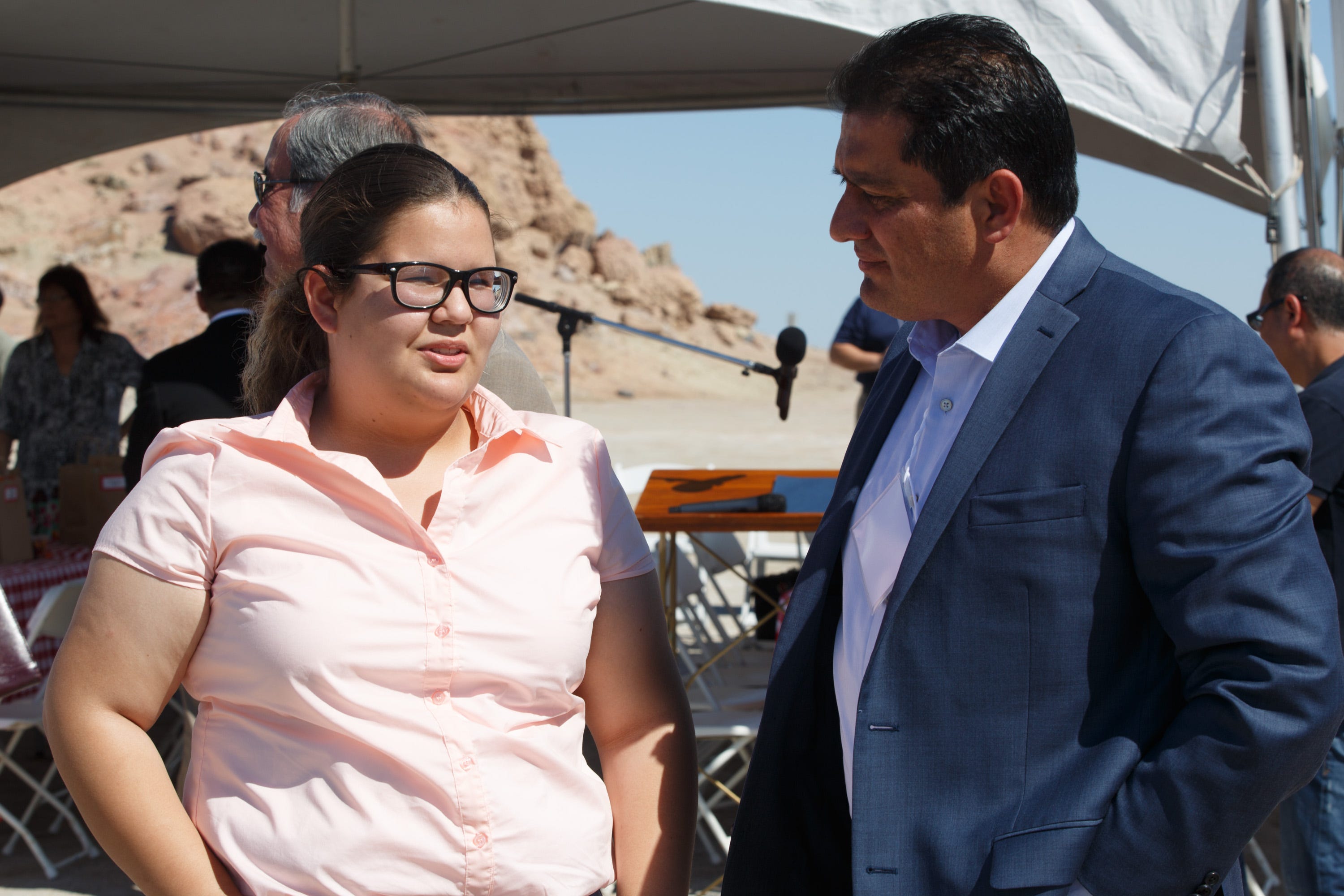 State Sen. Ben Hueso talks with Karol Ruelas, a senior from Brawley High School, at a Salton Sea Leadership Tour in 2017.