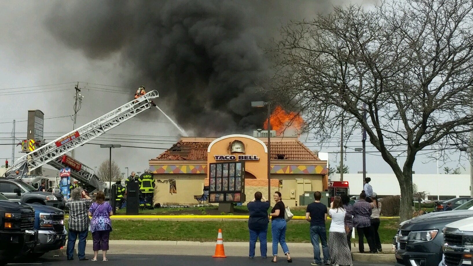 Crews respond to fire at Taco Bell on Fields Ertel Road
