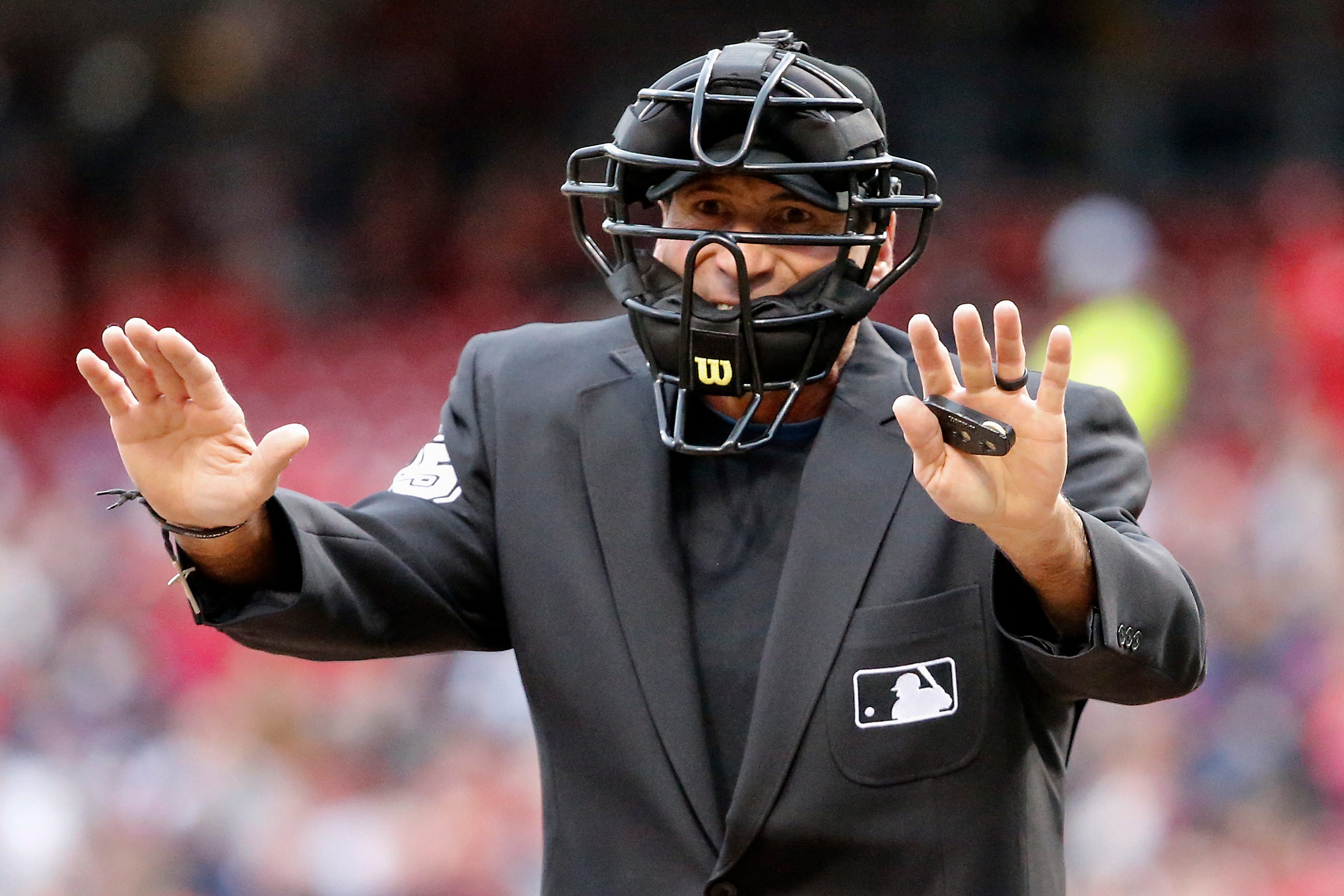 Ump files racial discrimination suit against MLB