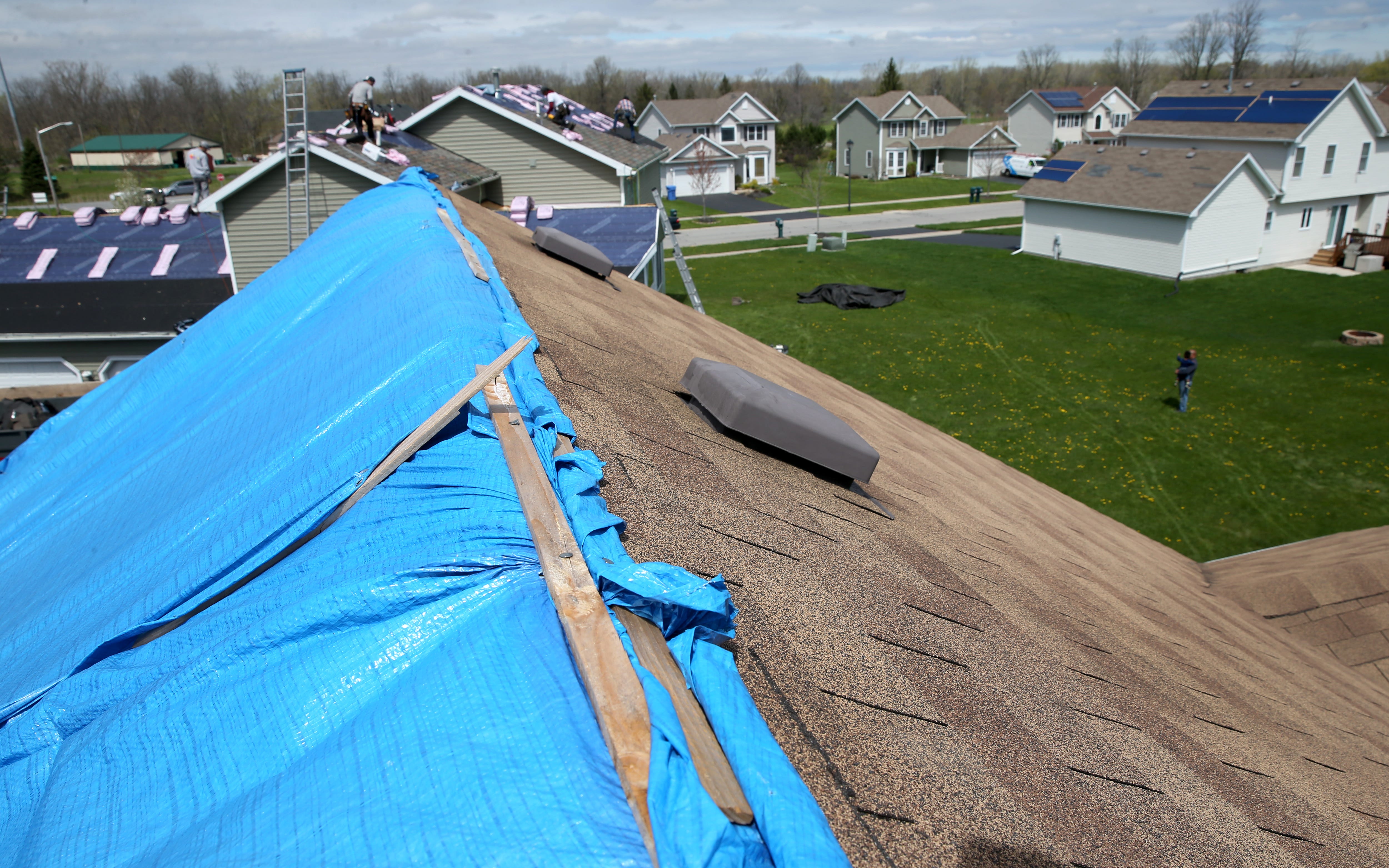Henrietta, Chili residents caught in roofing nightmare
