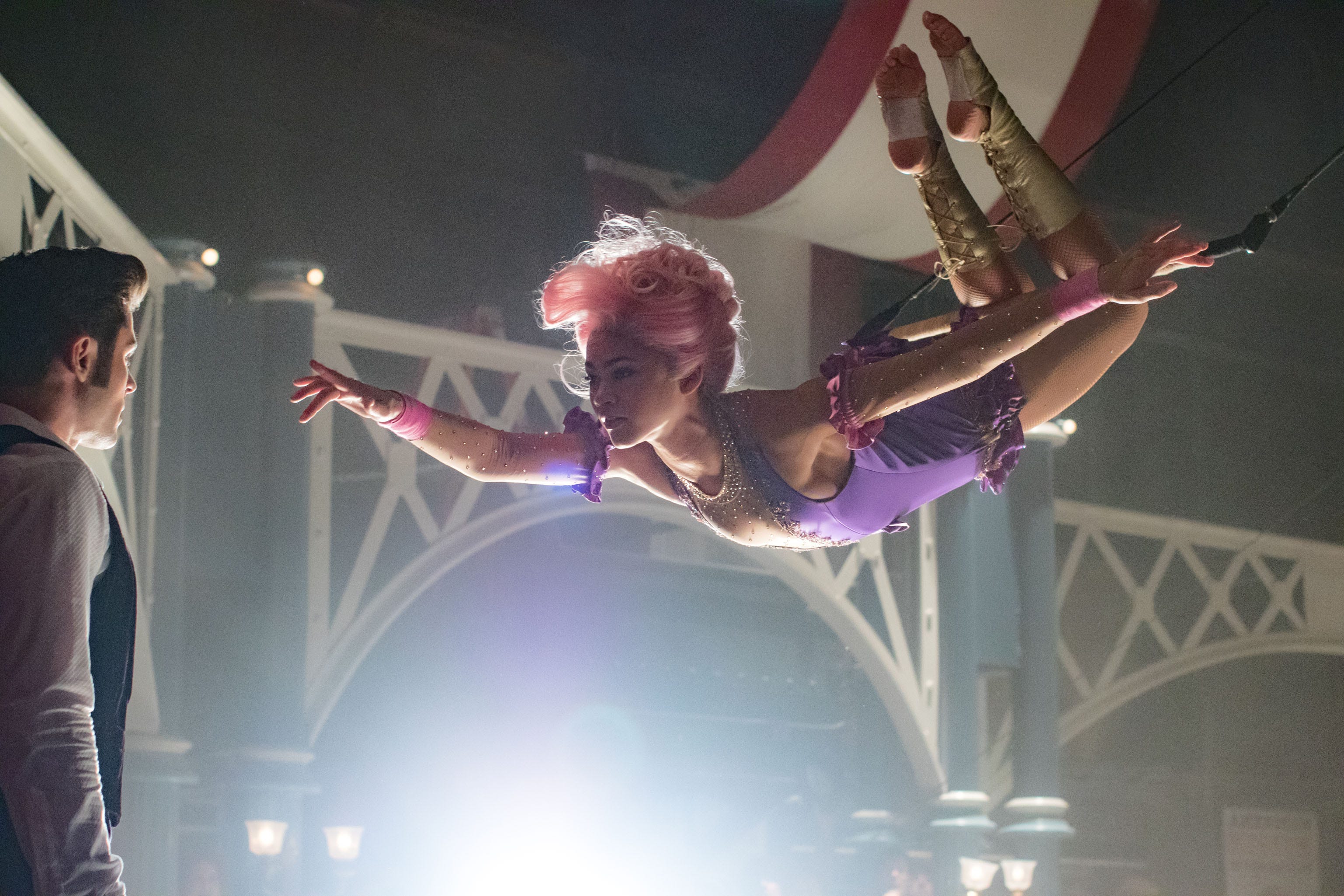 The Greatest Showman See Zendaya And Zac Efron In The First Trailer