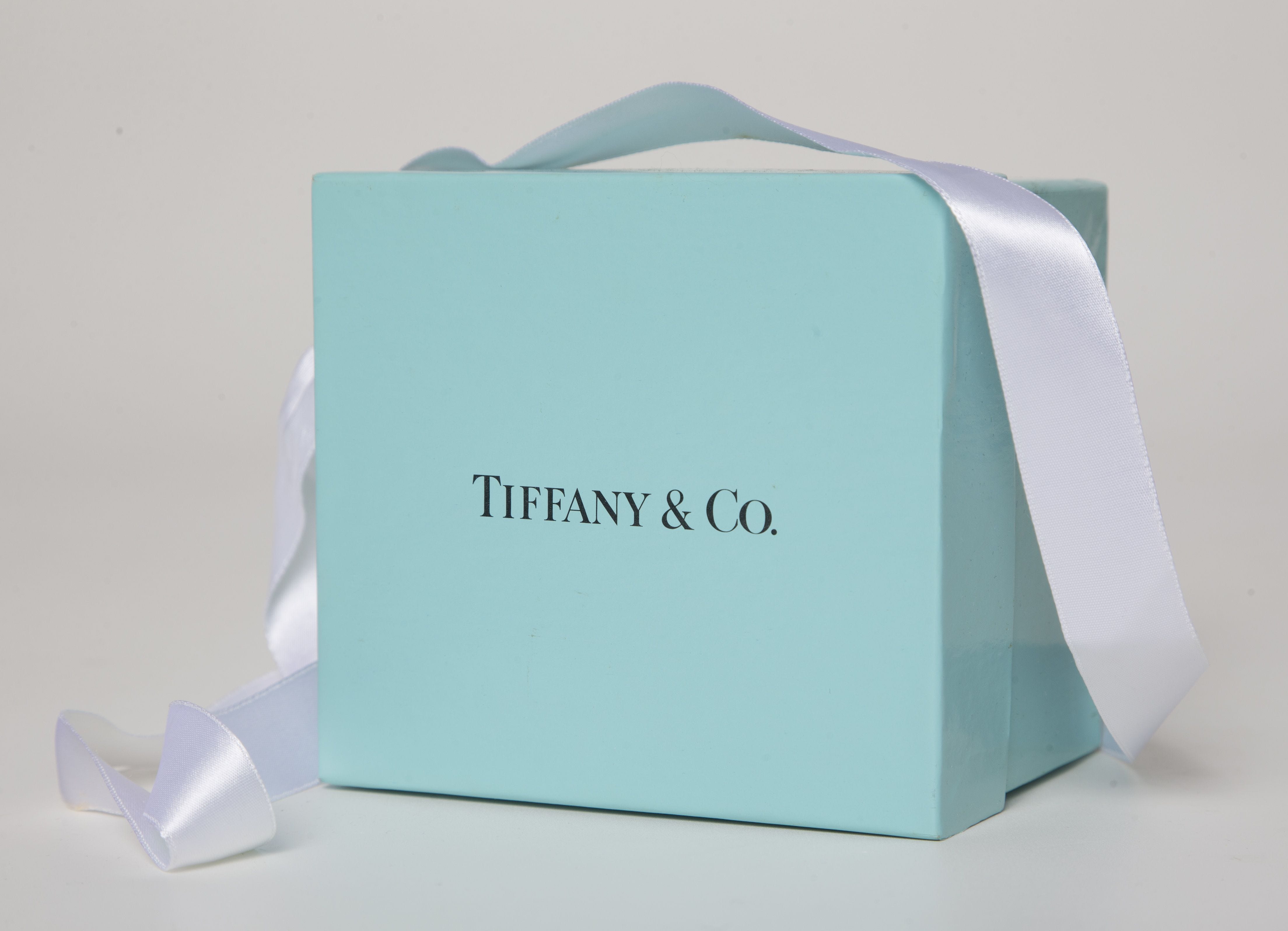 Почему тиффани. Тиффани. Подарок Тиффани. Коробочка Тиффани. Голубая коробочка от Тиффани.