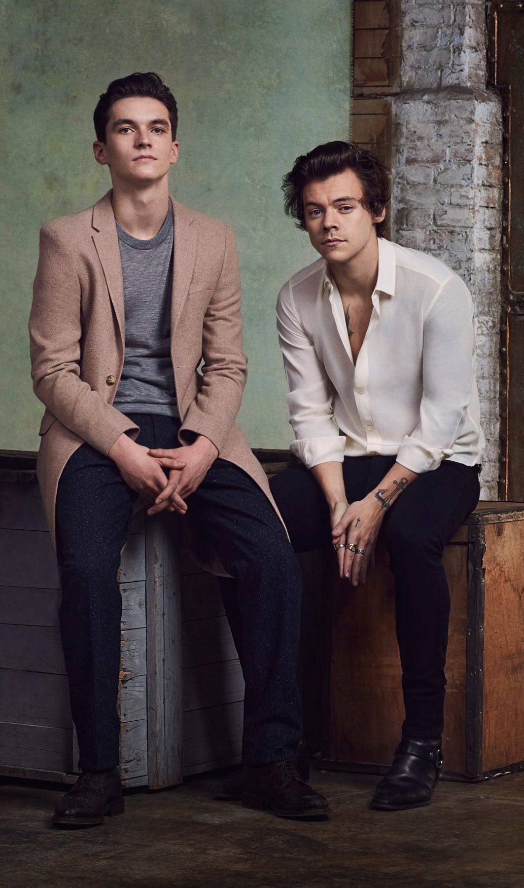How Film Newbies Harry Styles Fionn Whitehead Survived Christopher Nolan S Dunkirk 12news Com