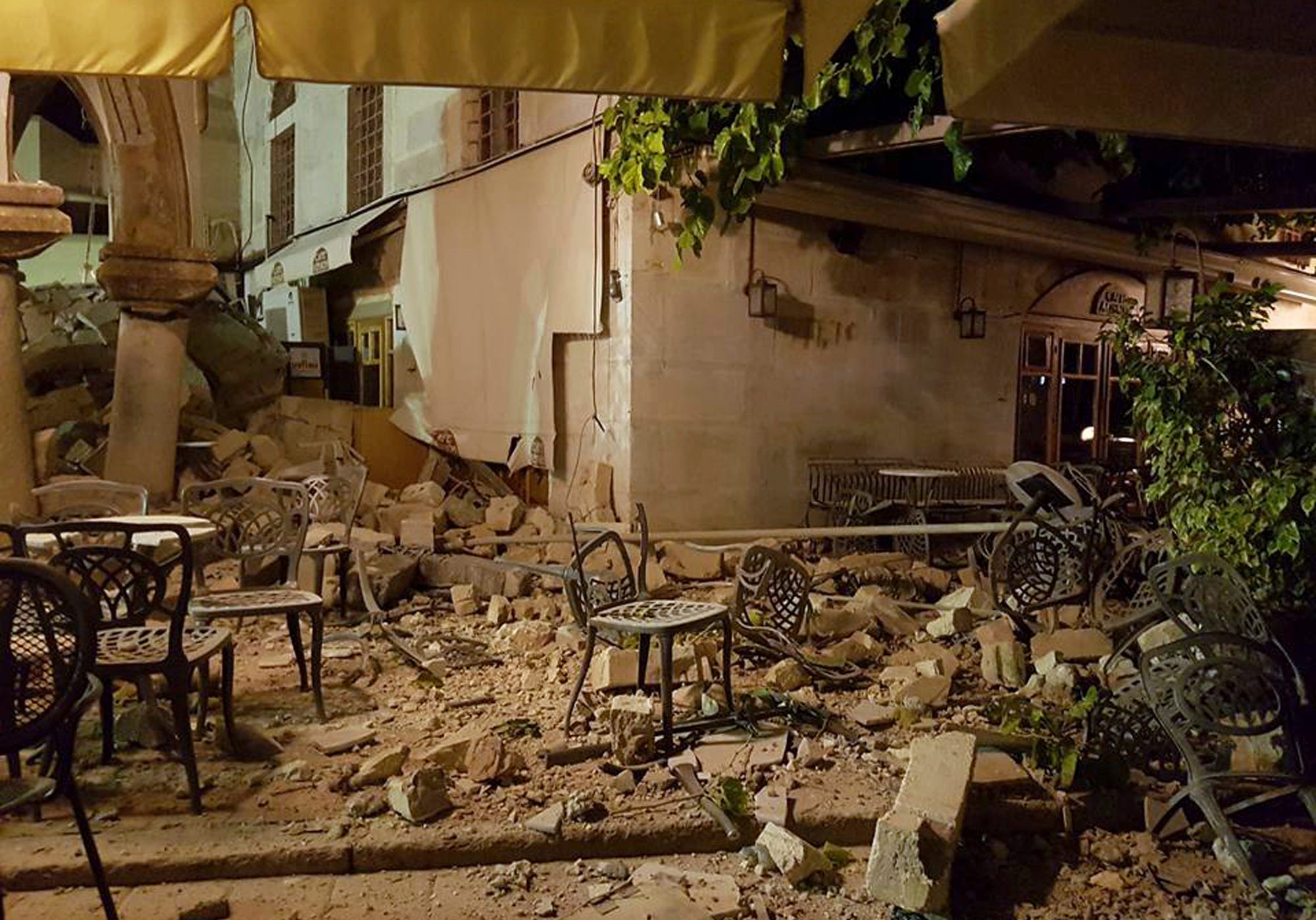 At least 2 dead after earthquake rocks Greek island, Turkish coast