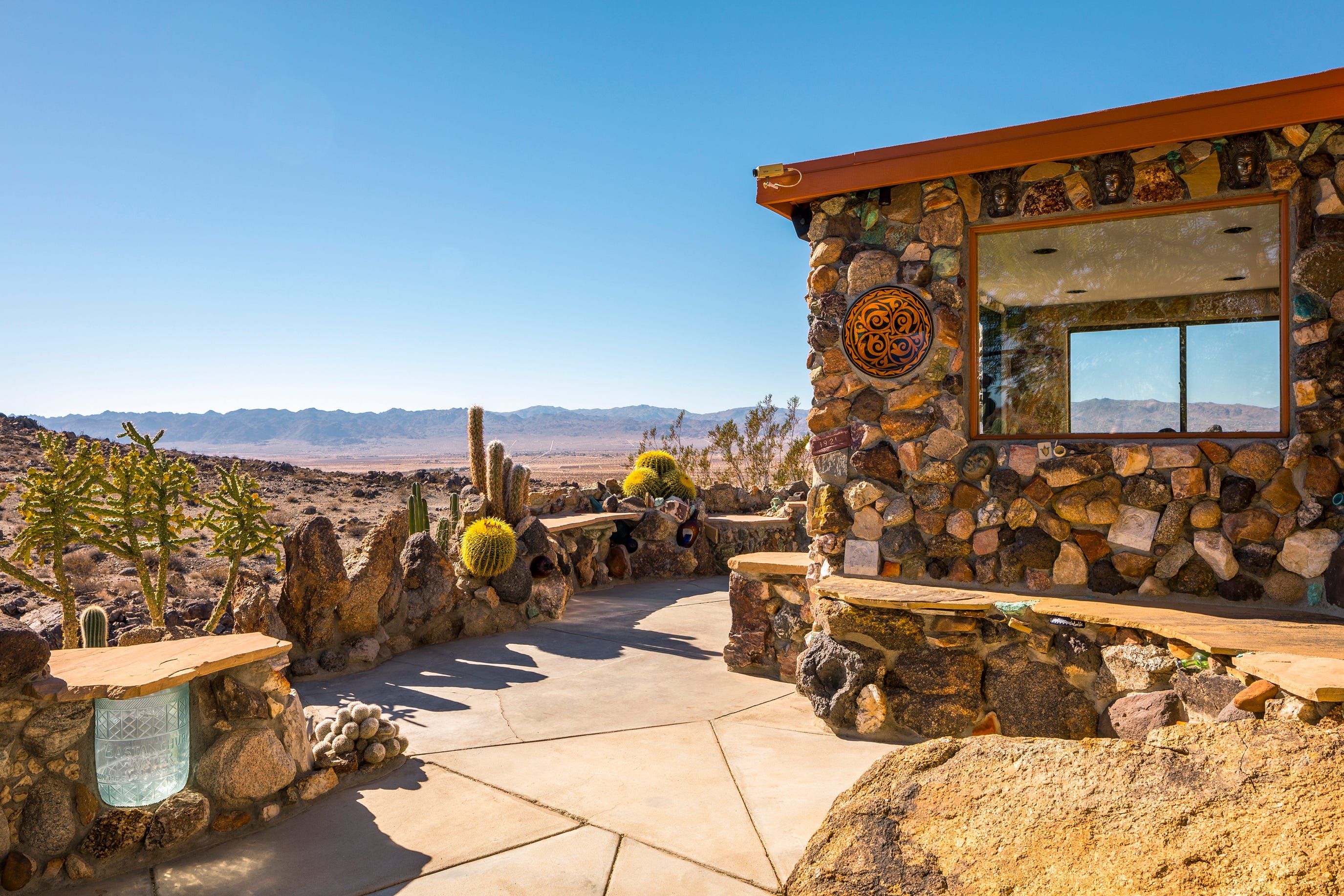 Joshua Tree retreat offers helipad, wine cellar and epic vista for 4