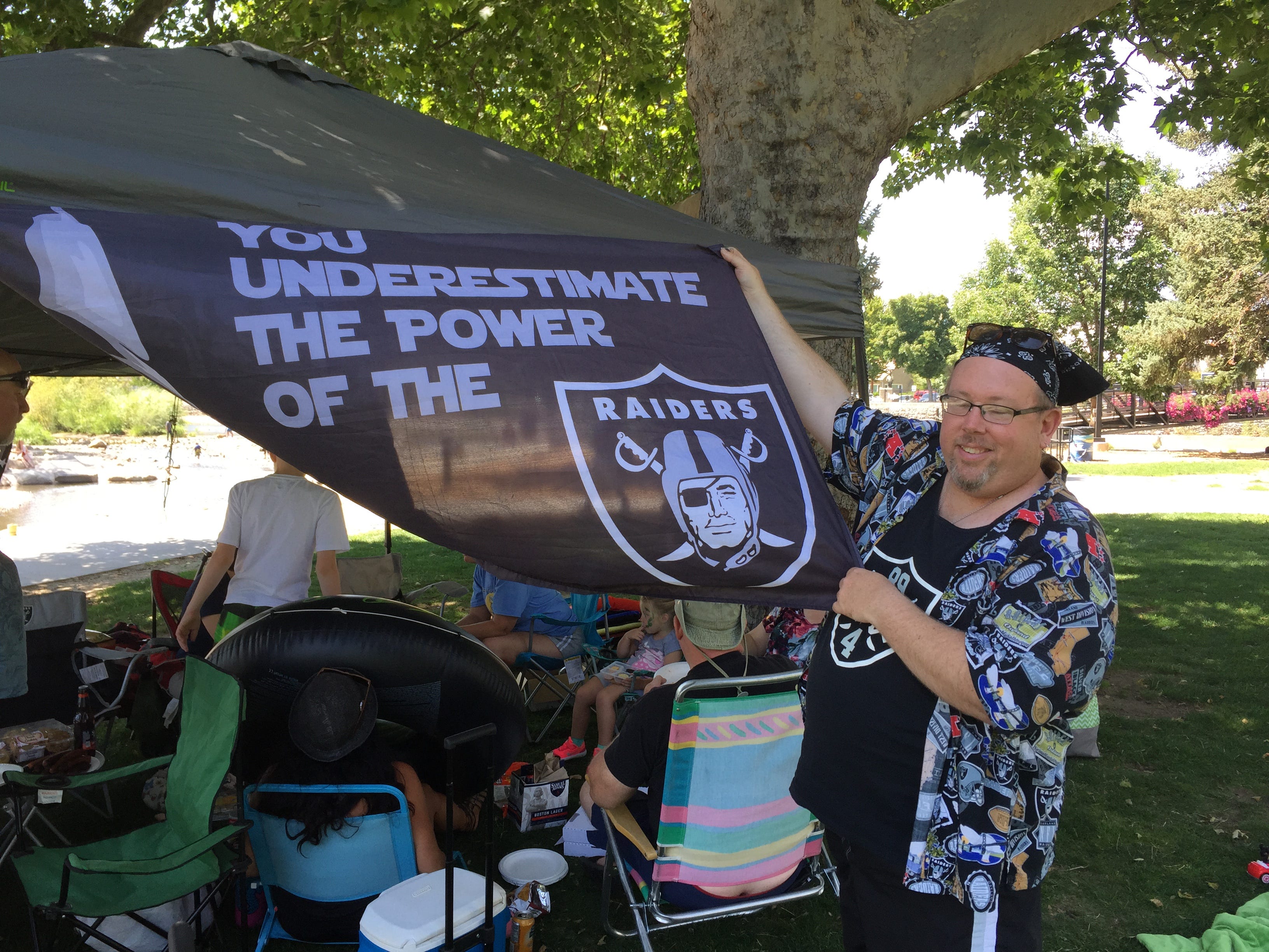 Love the Oakland Raiders?  Local fans forming social club to watch games