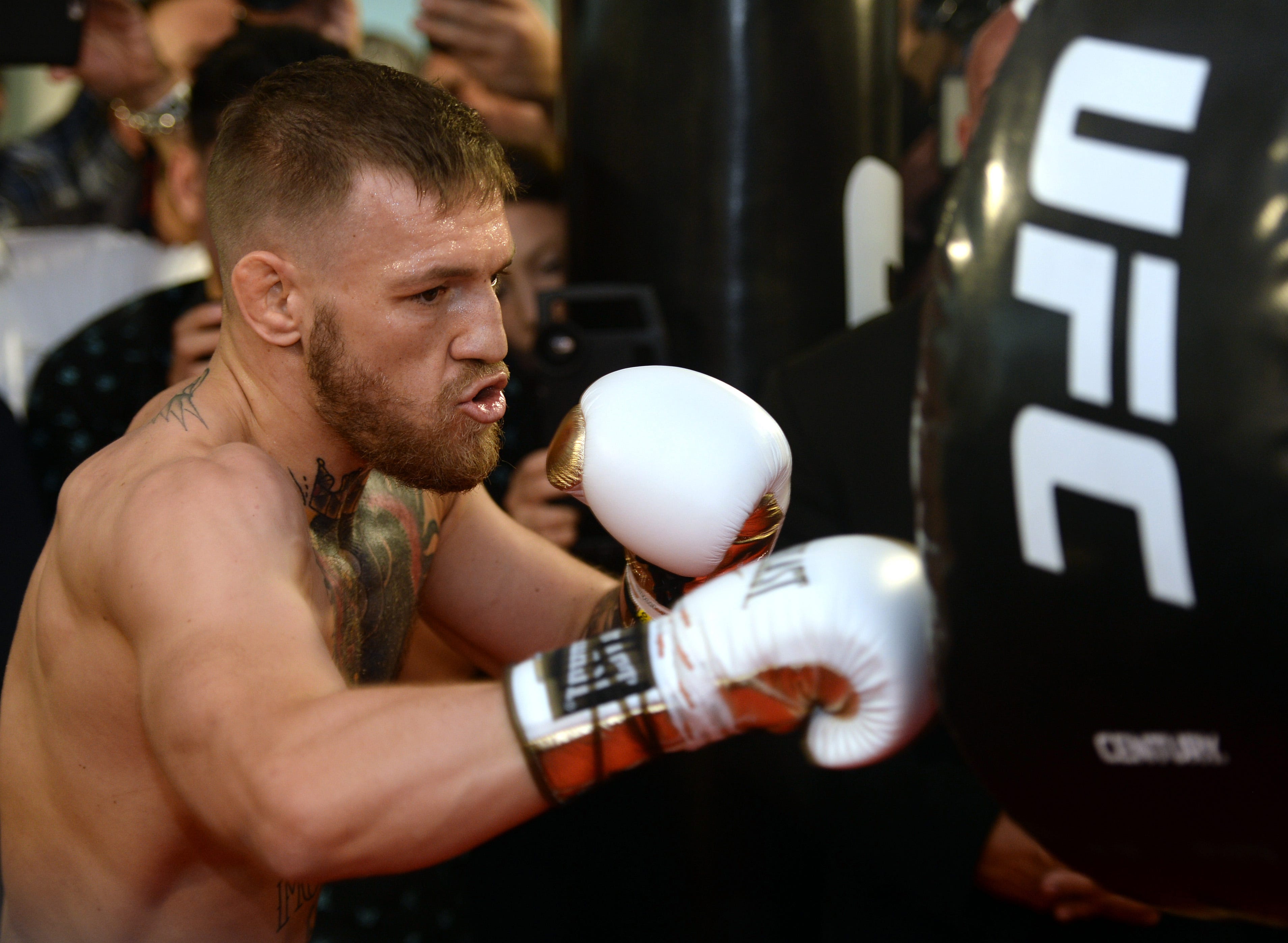Floyd Mayweather thinks Conor McGregor will fight &apos;extremely dirty&apos;
