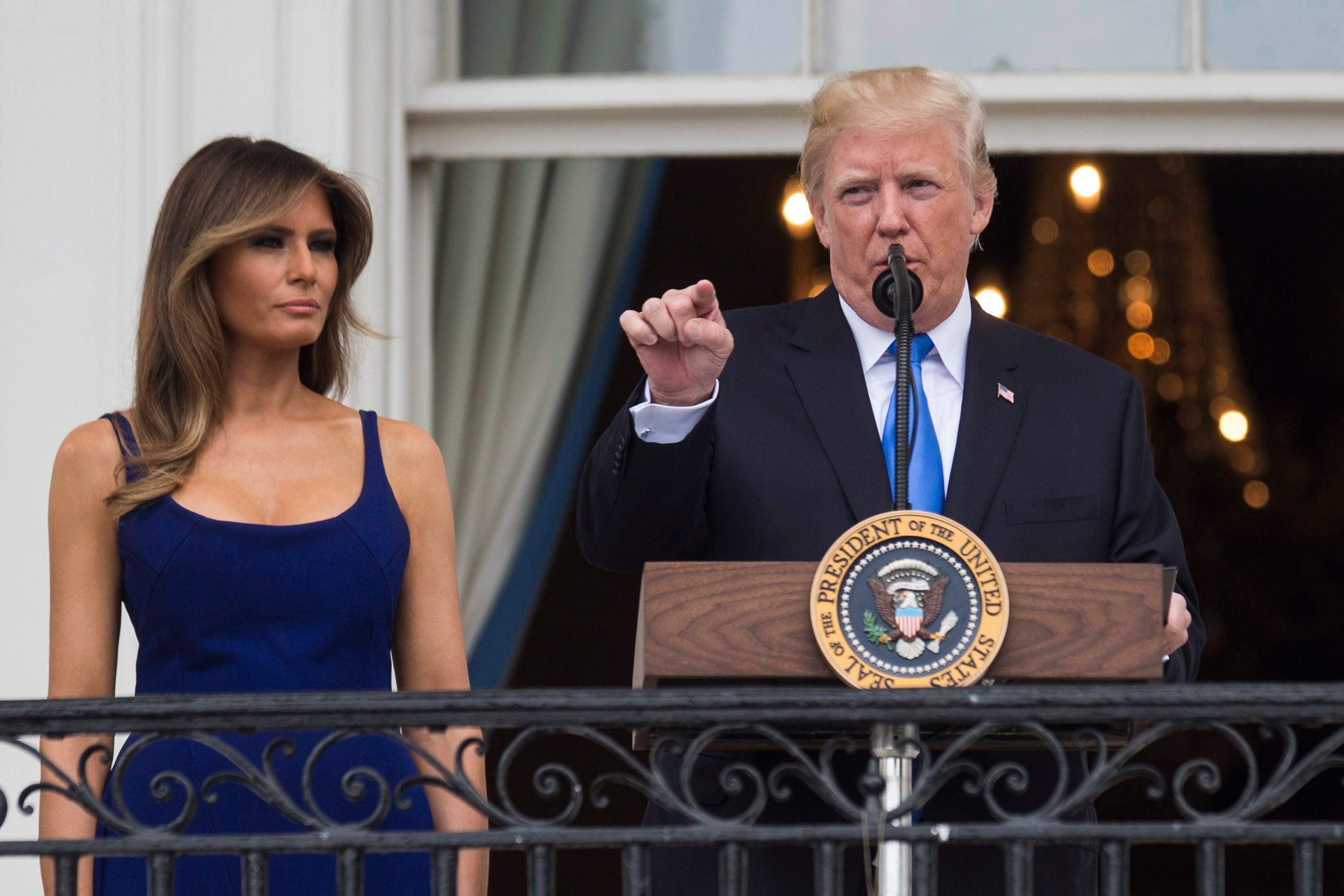 As Trump Glances At Solar Eclipse Without Glasses Aide Yells Don T Look King5 Com