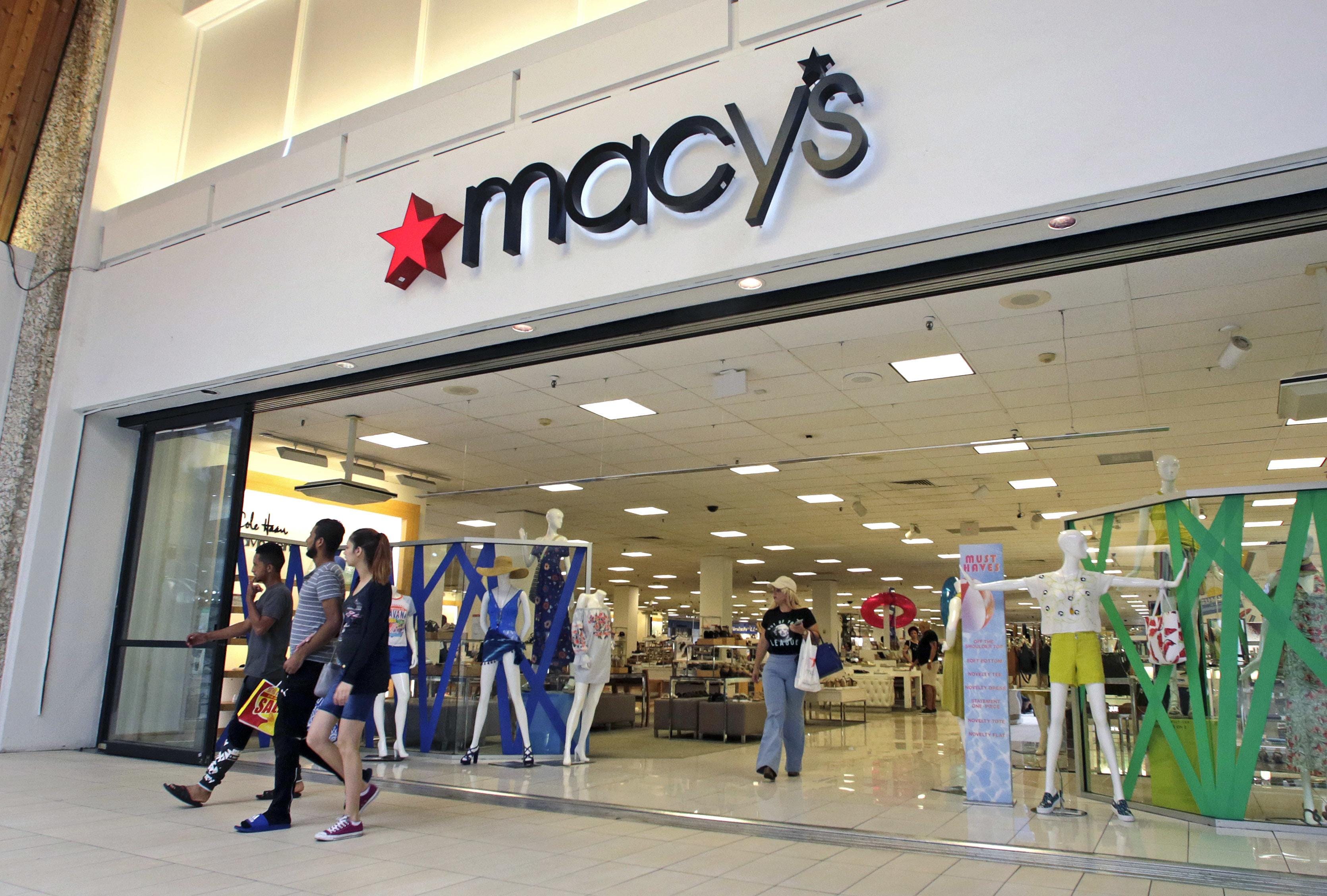 Macy’s trims holiday hires by nearly 4%