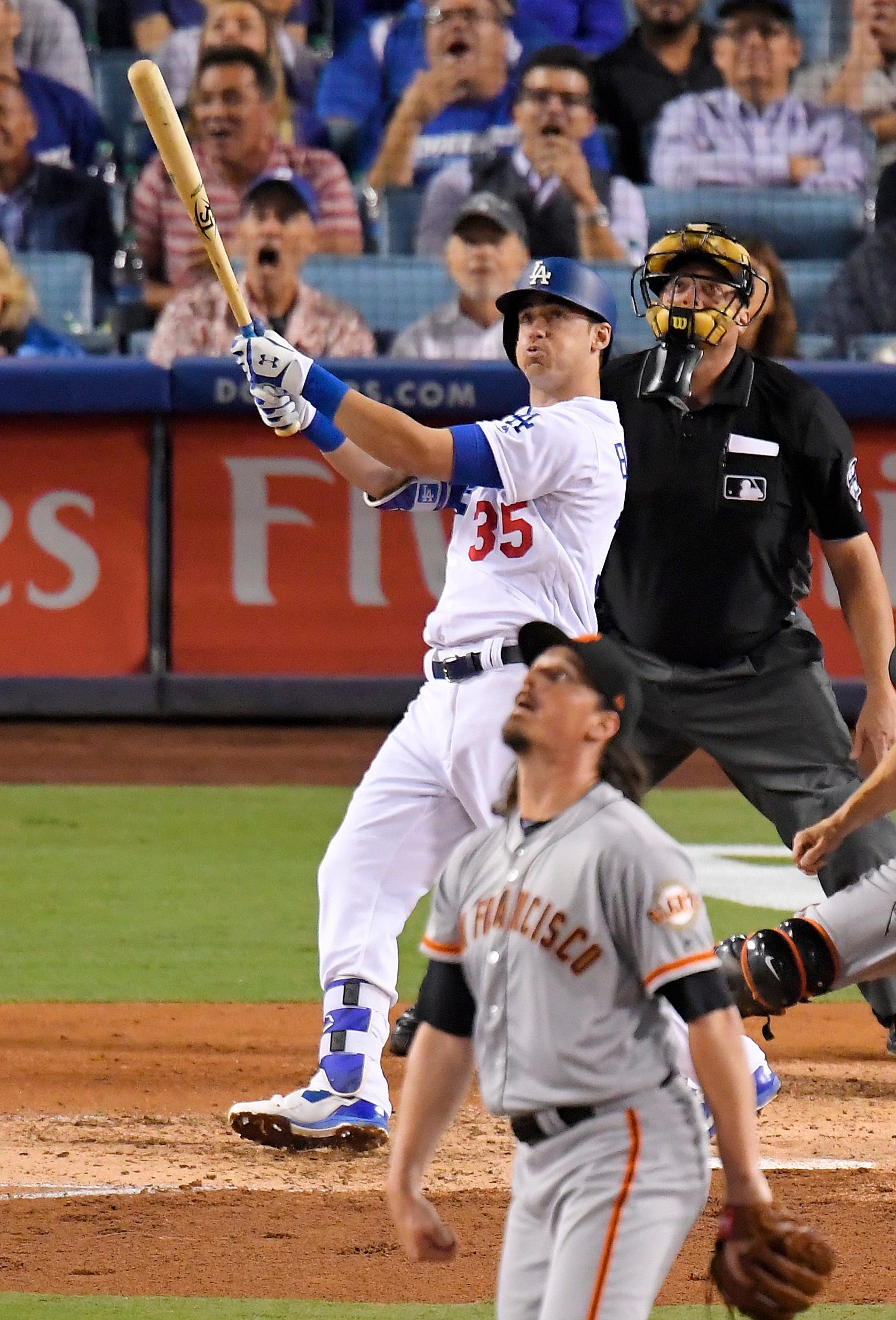 Dodgers beat Giants 4-2 to clinch 5th straight NL West title