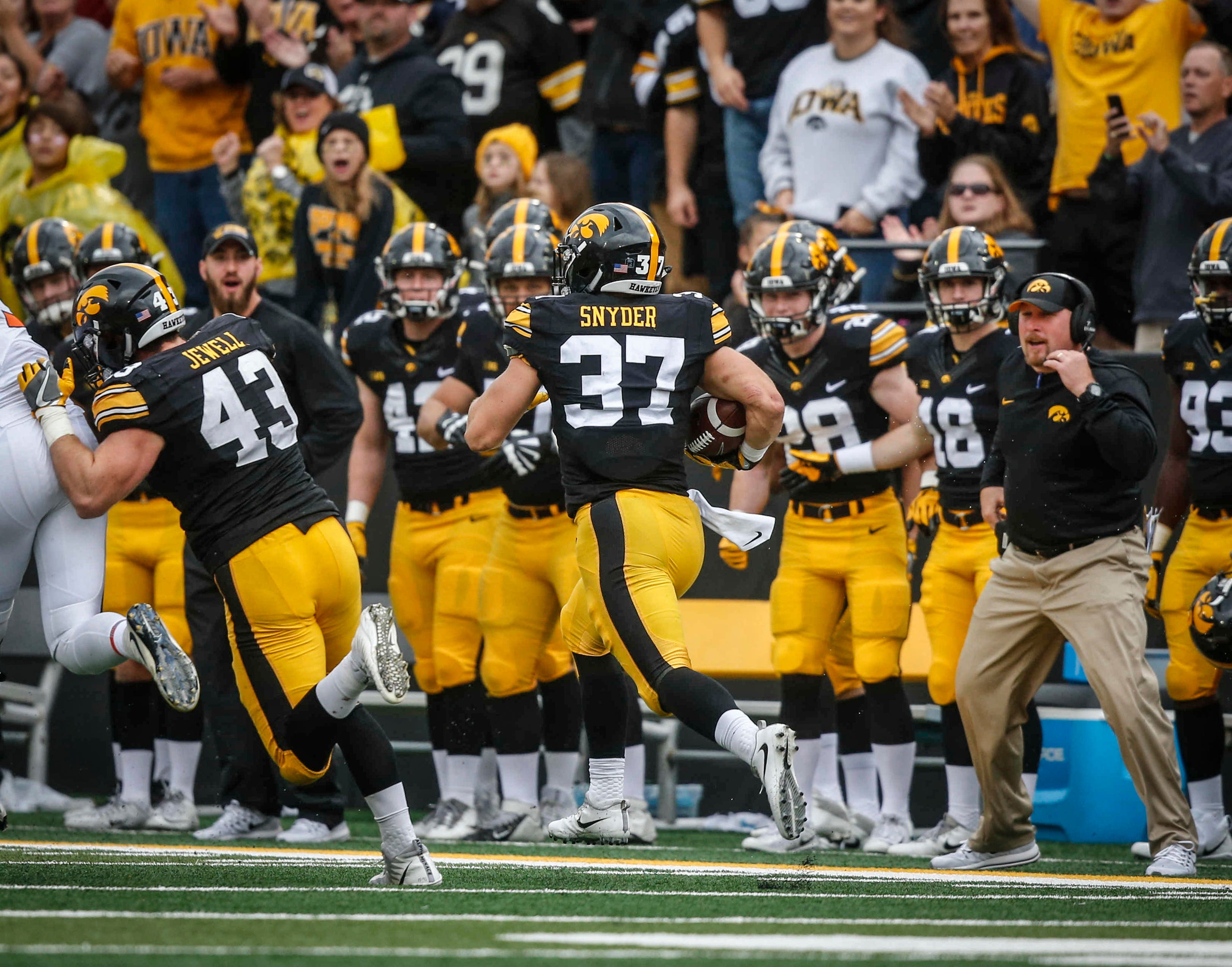 Halftime update Iowa 17, Illinois 13