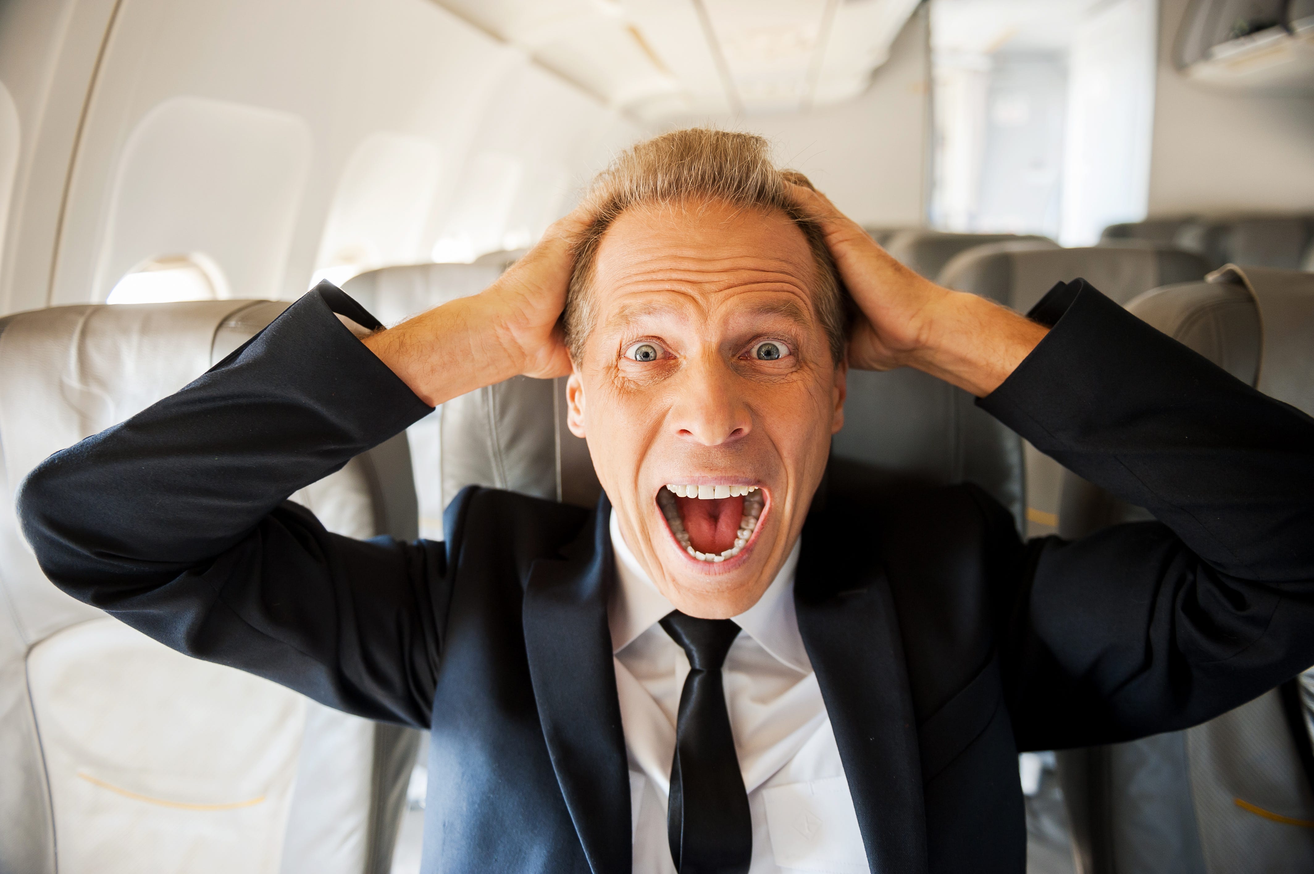 Страх полета на самолете. Паникующий человек. Паника в самолете. Паника пассажиров в самолете.