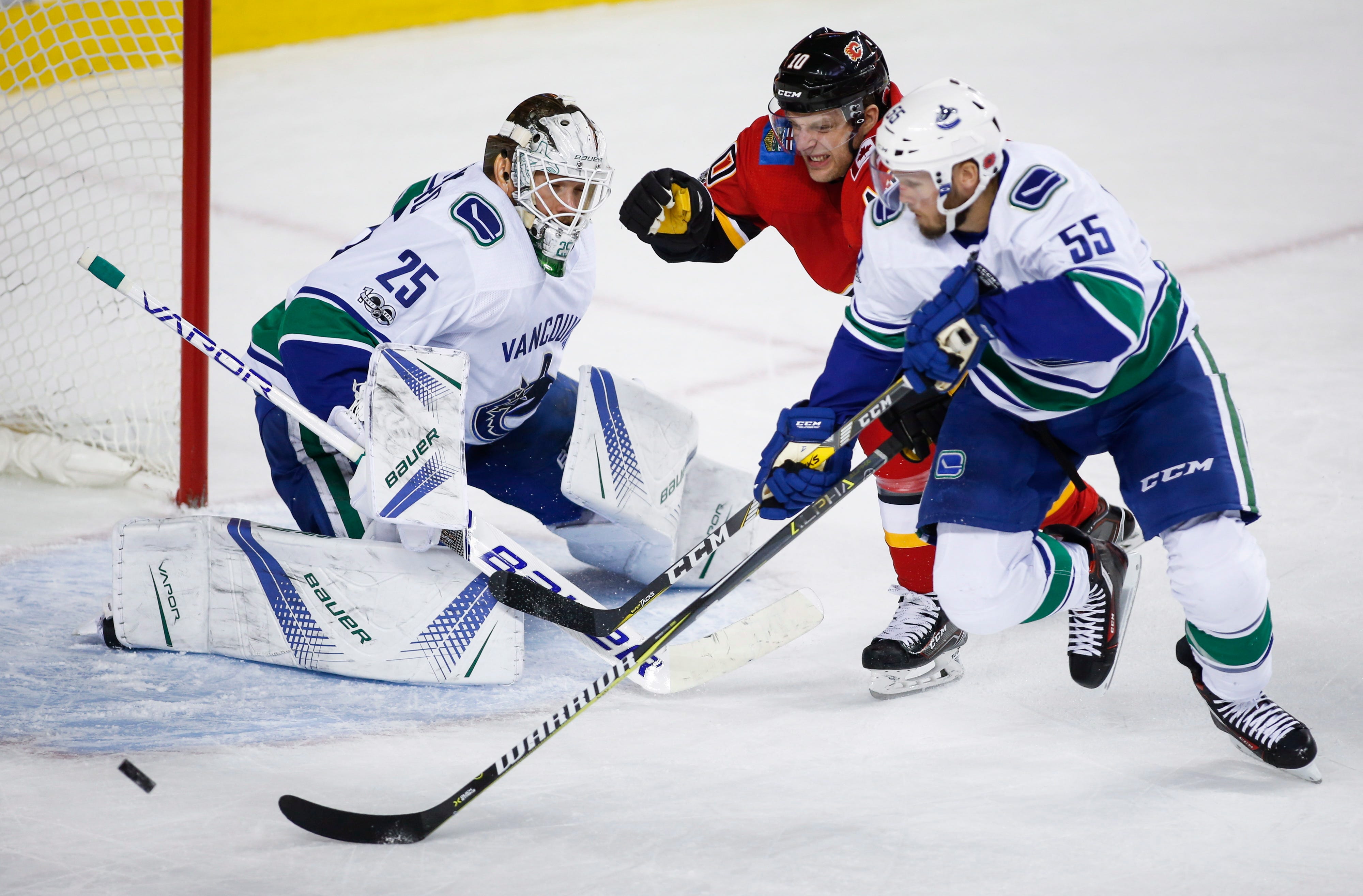 Henrik Sedin scores first of season, Canucks top Flames 5-3