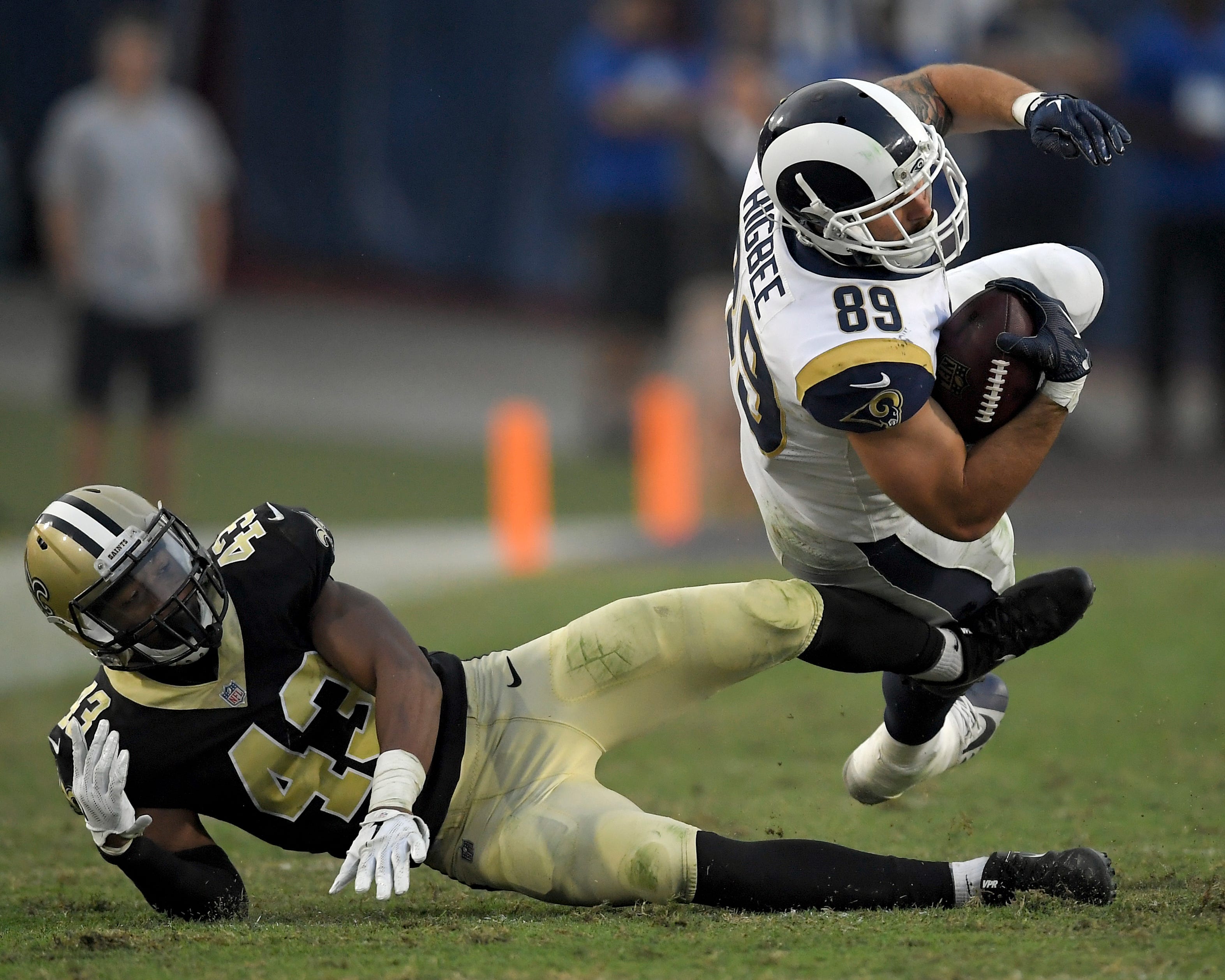 Barwin breaks forearm, will miss part of Rams' playoff push