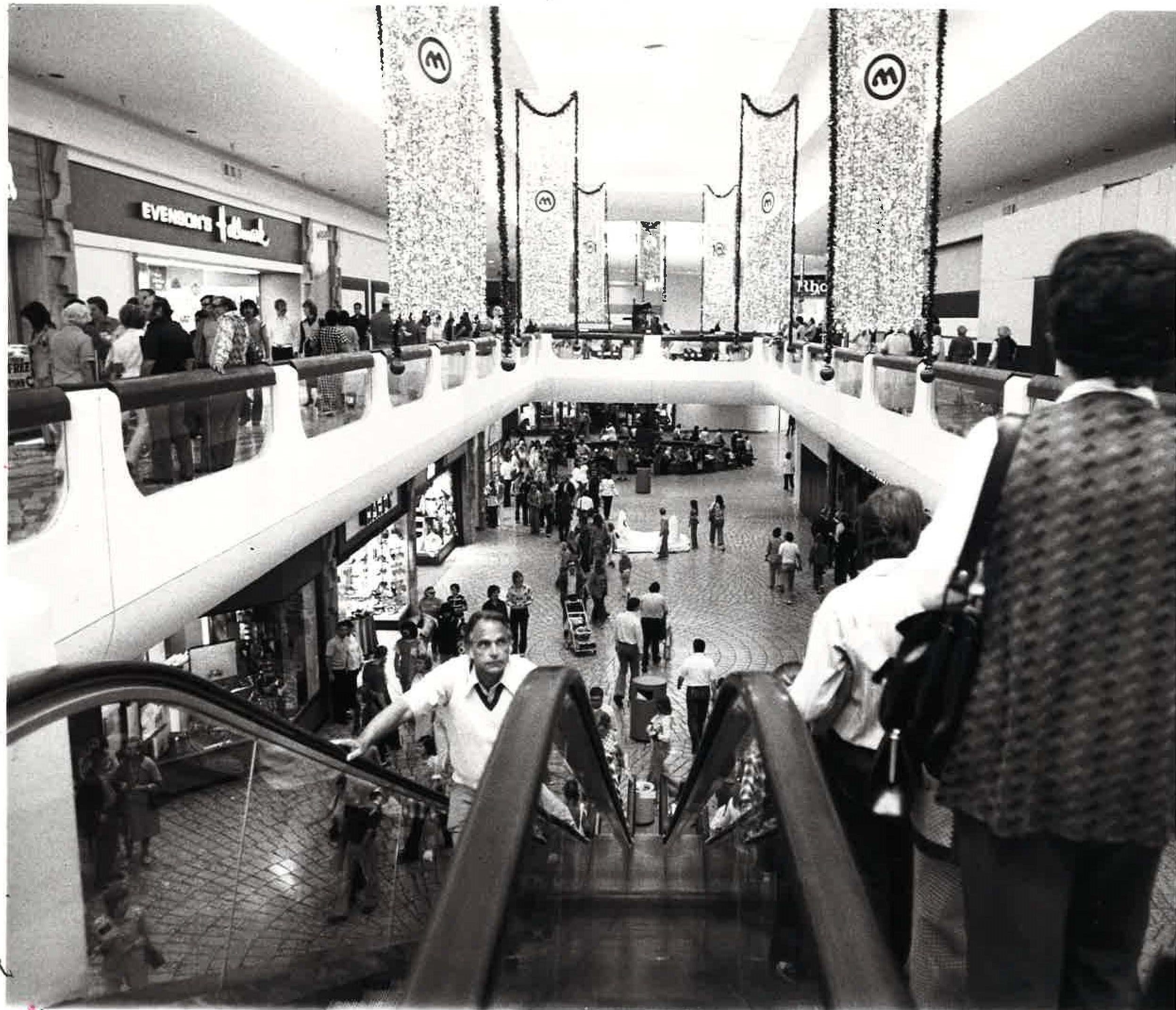 metro center mall vans store