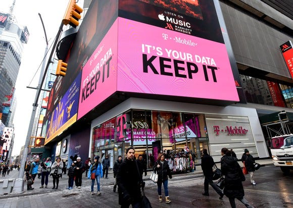 Tech's best: My 10 favorite cameras, gadgets and more of 2017 - t mobile times square large - Tech’s best: My 10 favorite cameras, gadgets and more of 2017 - photo Tech's best: My 10 favorite cameras, gadgets and more of 2017 - t mobile times square large - Tech’s best: My 10 favorite cameras, gadgets and more of 2017