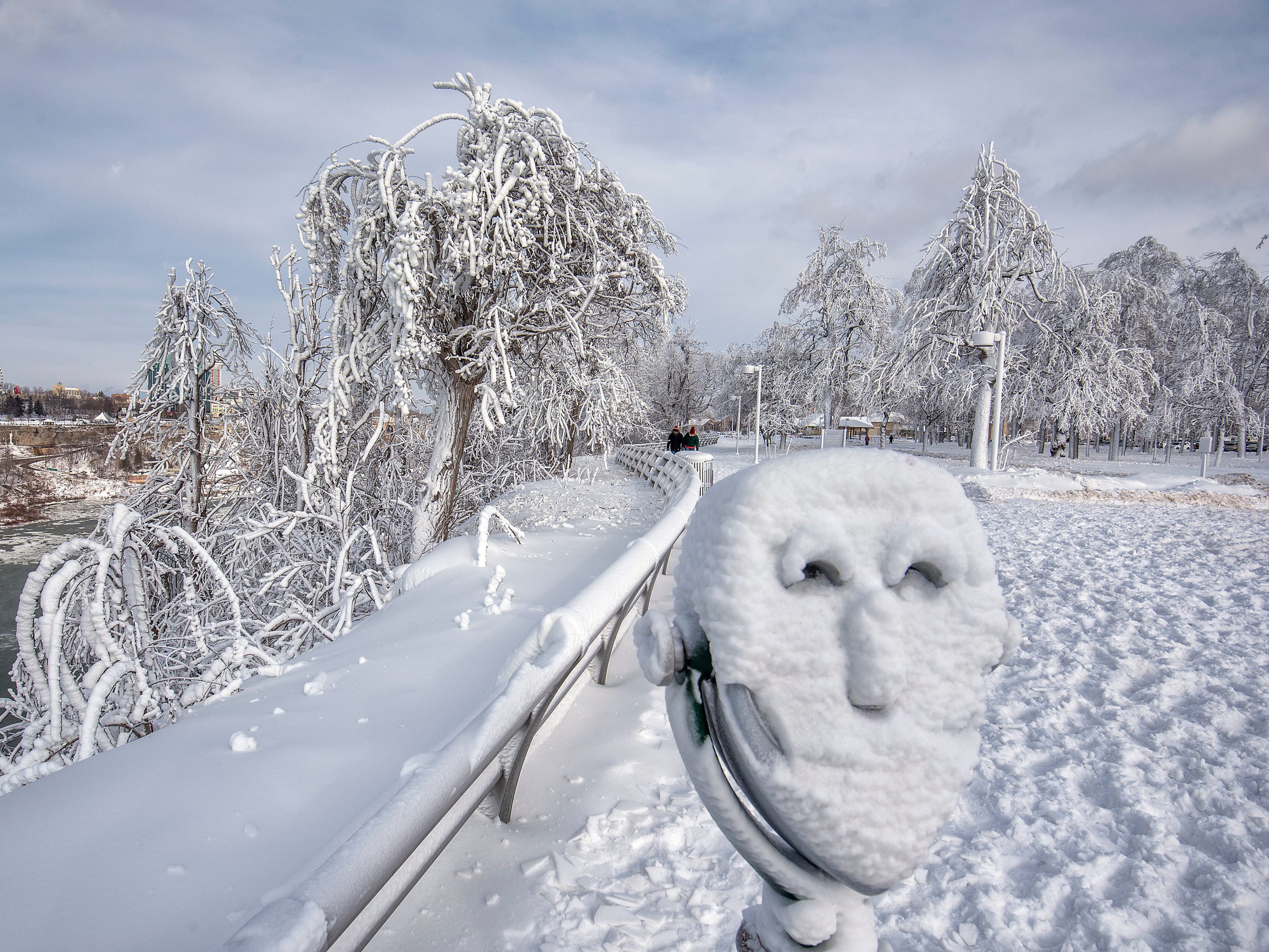 Winter Transforms Niagara Falls Into Winter Wonderland