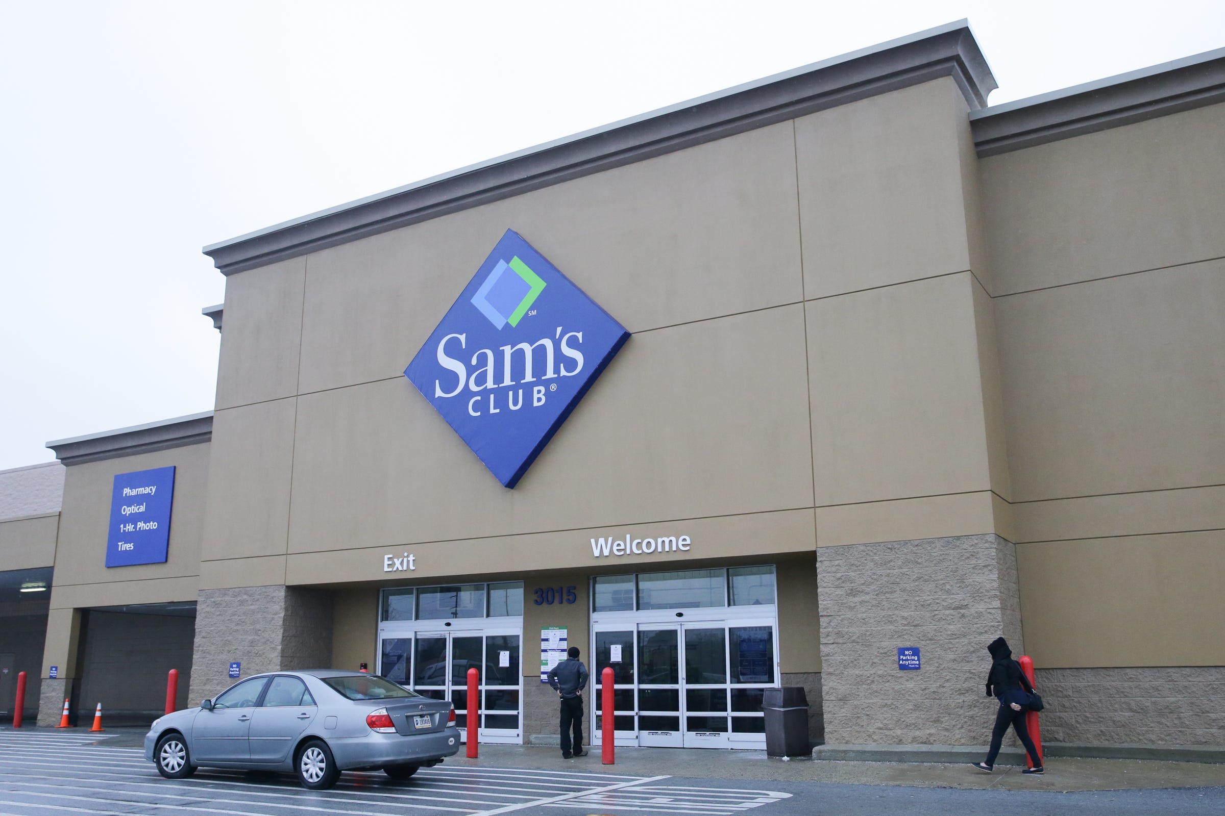 Sam&apos;s Club closings come with massive lines and deep discounts at Indianapolis stores