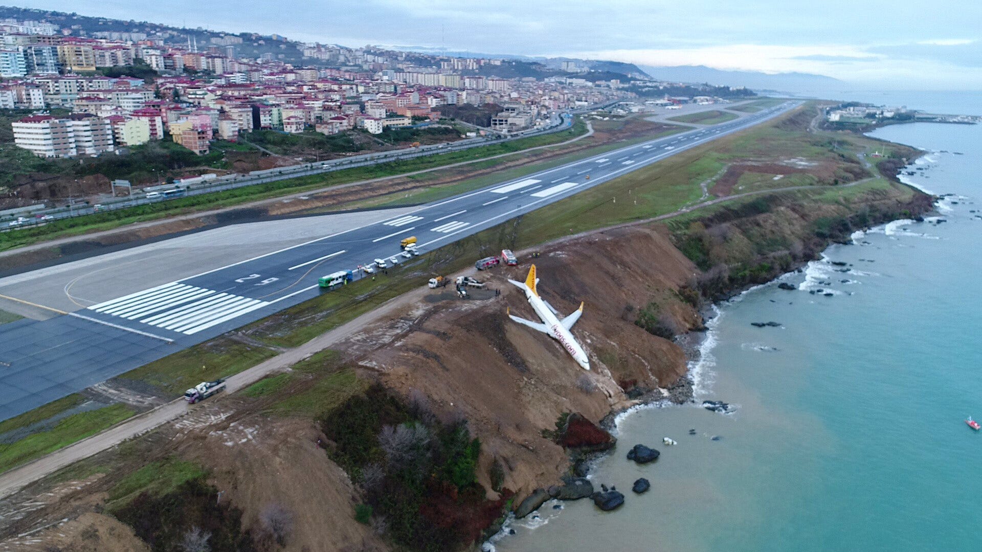 Plane Dangles Off Cliff After Skidding Off Runway In Turkey Ktvb Com