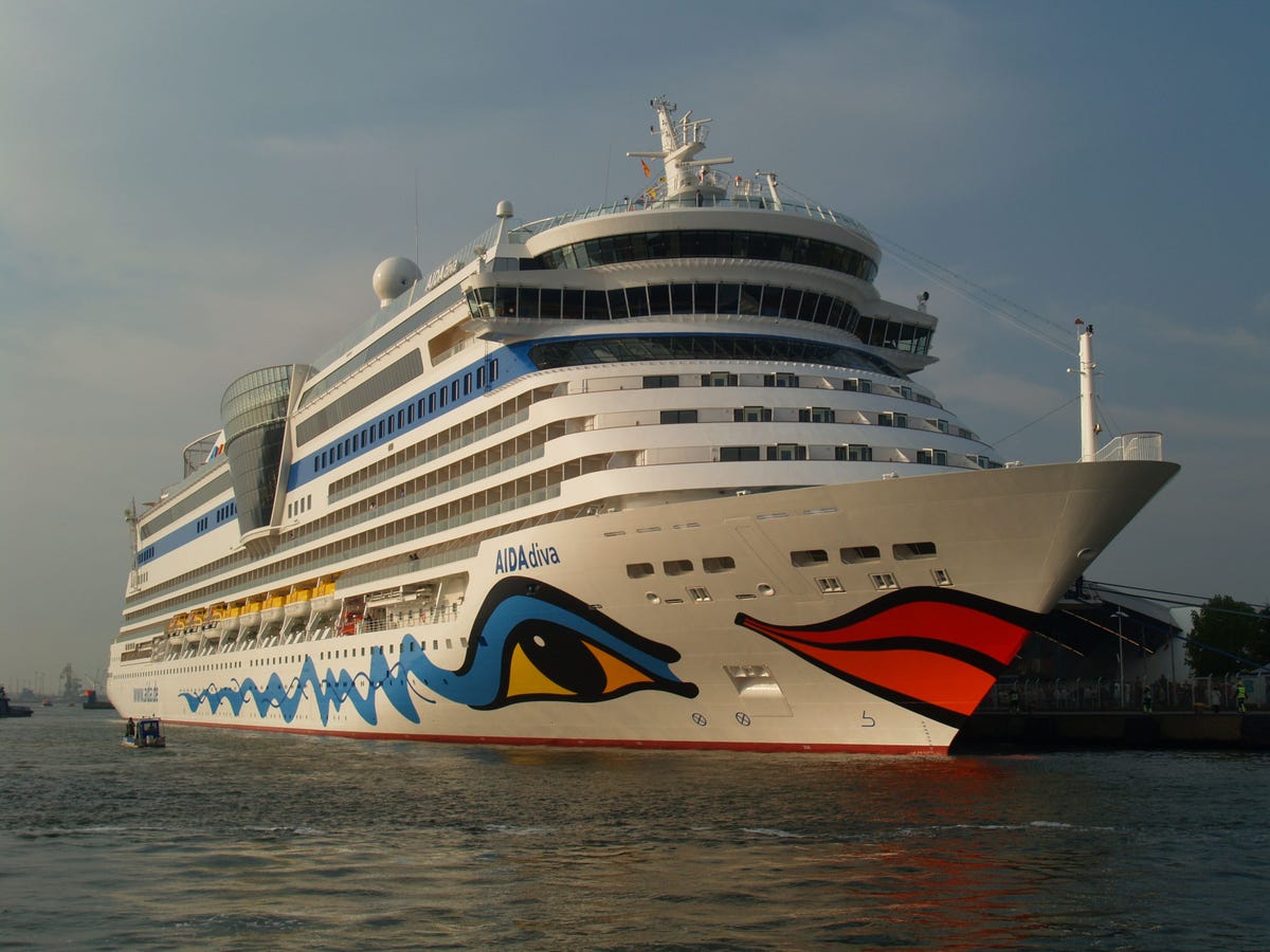 Cruise Ship Hull Art The Crazy Things Lines Are Painting On