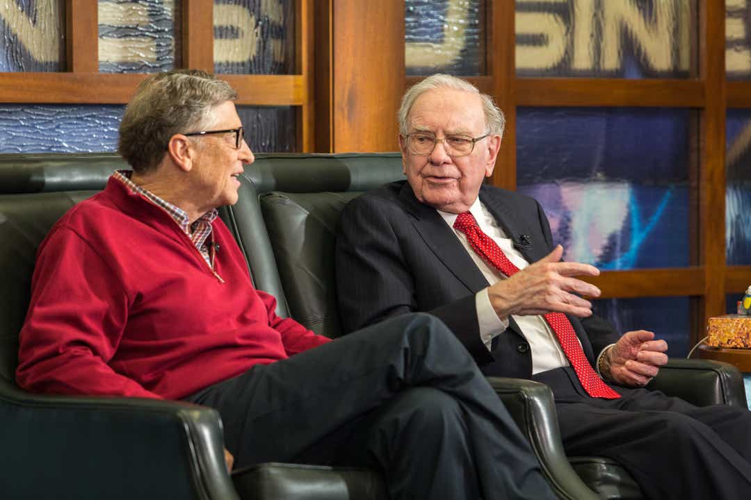 Bill Gates honors Warren Buffett's 90th birthday with funny cake baking video - USA TODAY