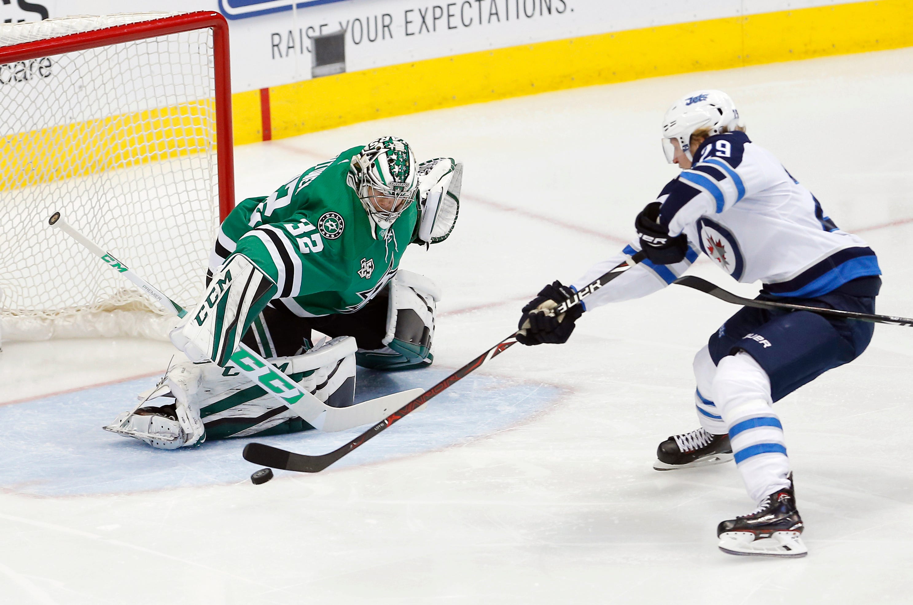 Laine scores twice, Jets beat Stars to tie for Central lead