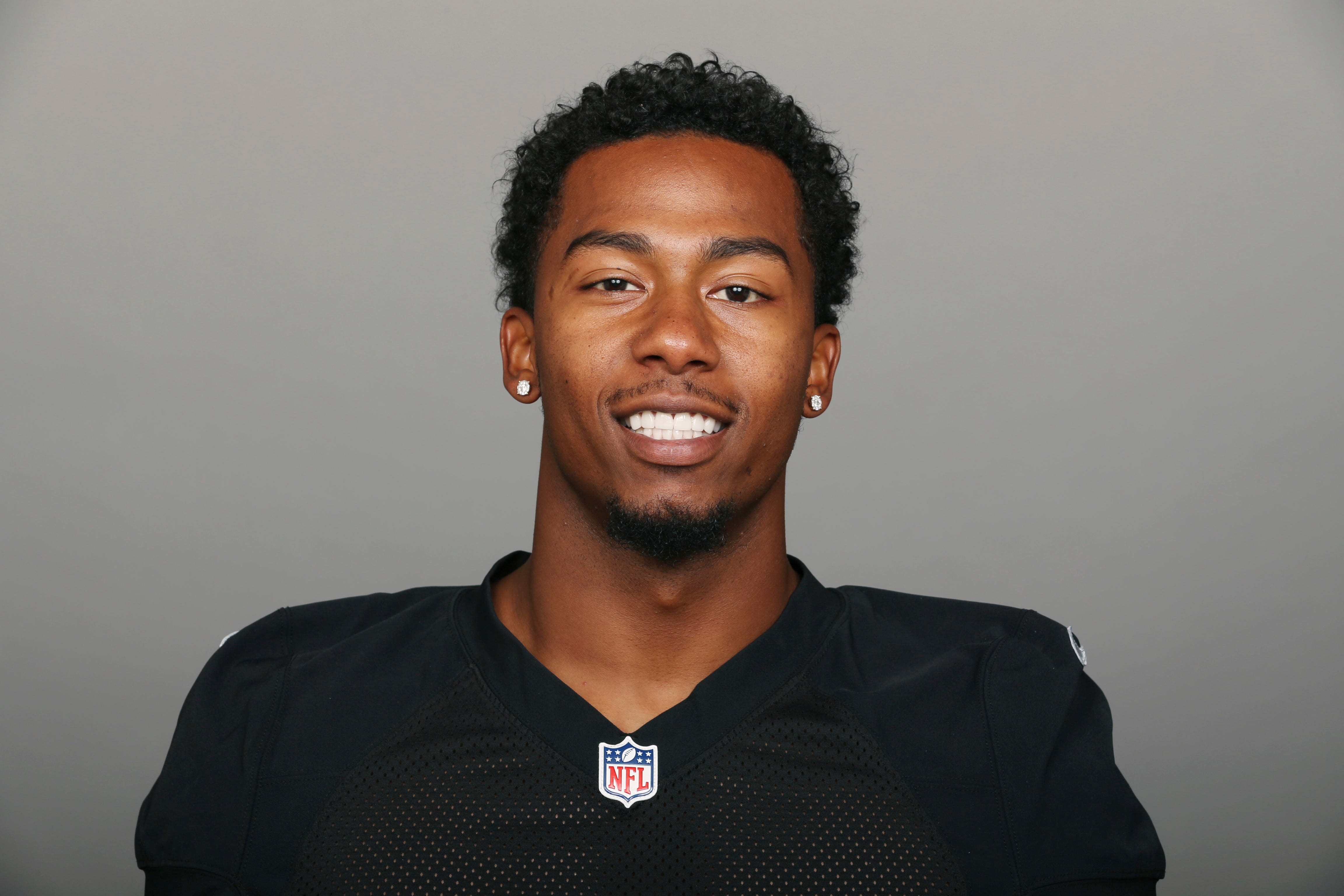 Raiders release CB Sean Smith, RT Marshall Newhouse