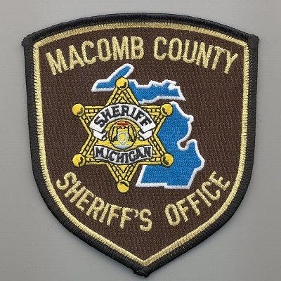 Macomb Twp.  pria, 81, terluka dalam kecelakaan dengan truk bajak salju county