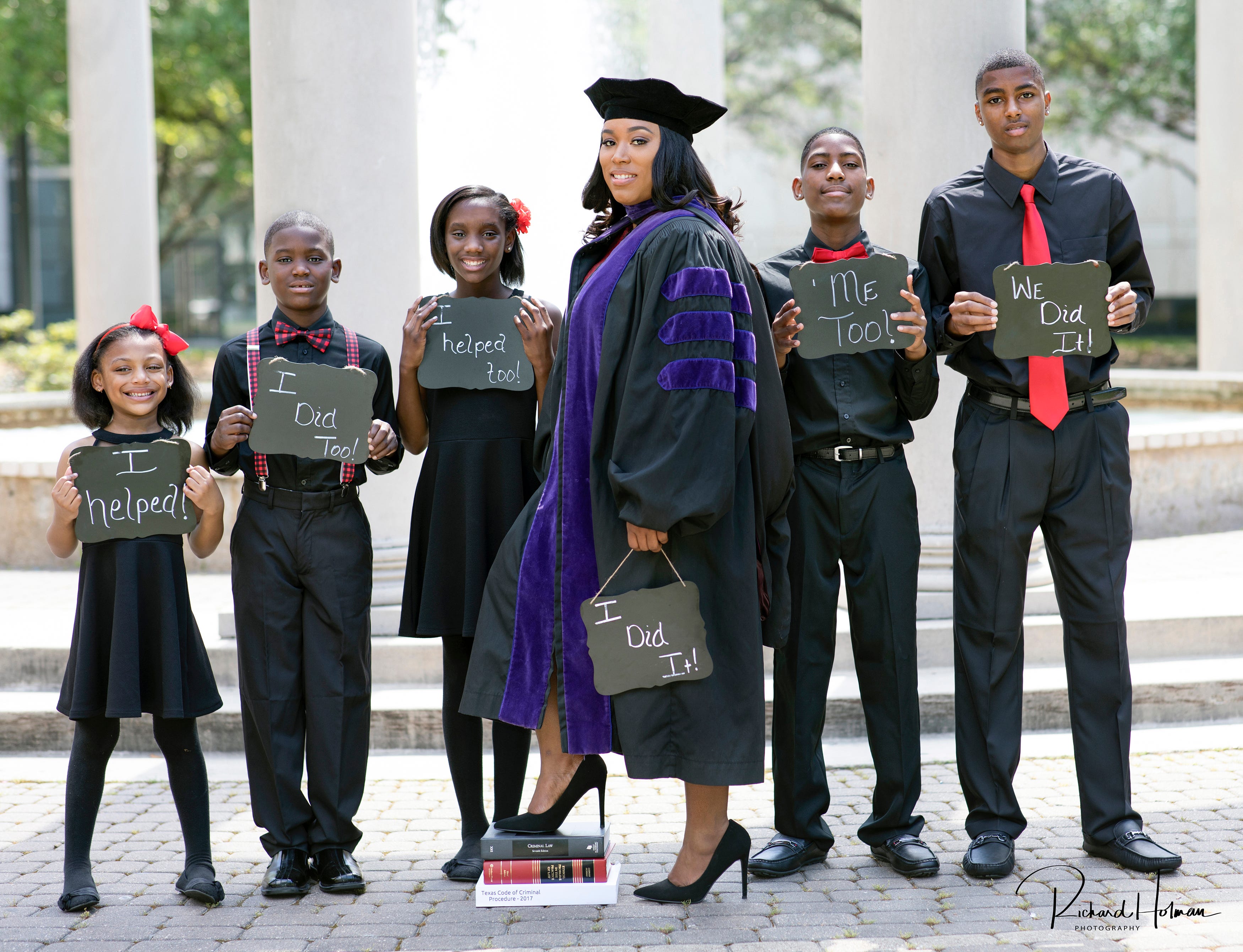 Single mom of five who is graduating law school with epic photos: I didn&apos;t do this myself