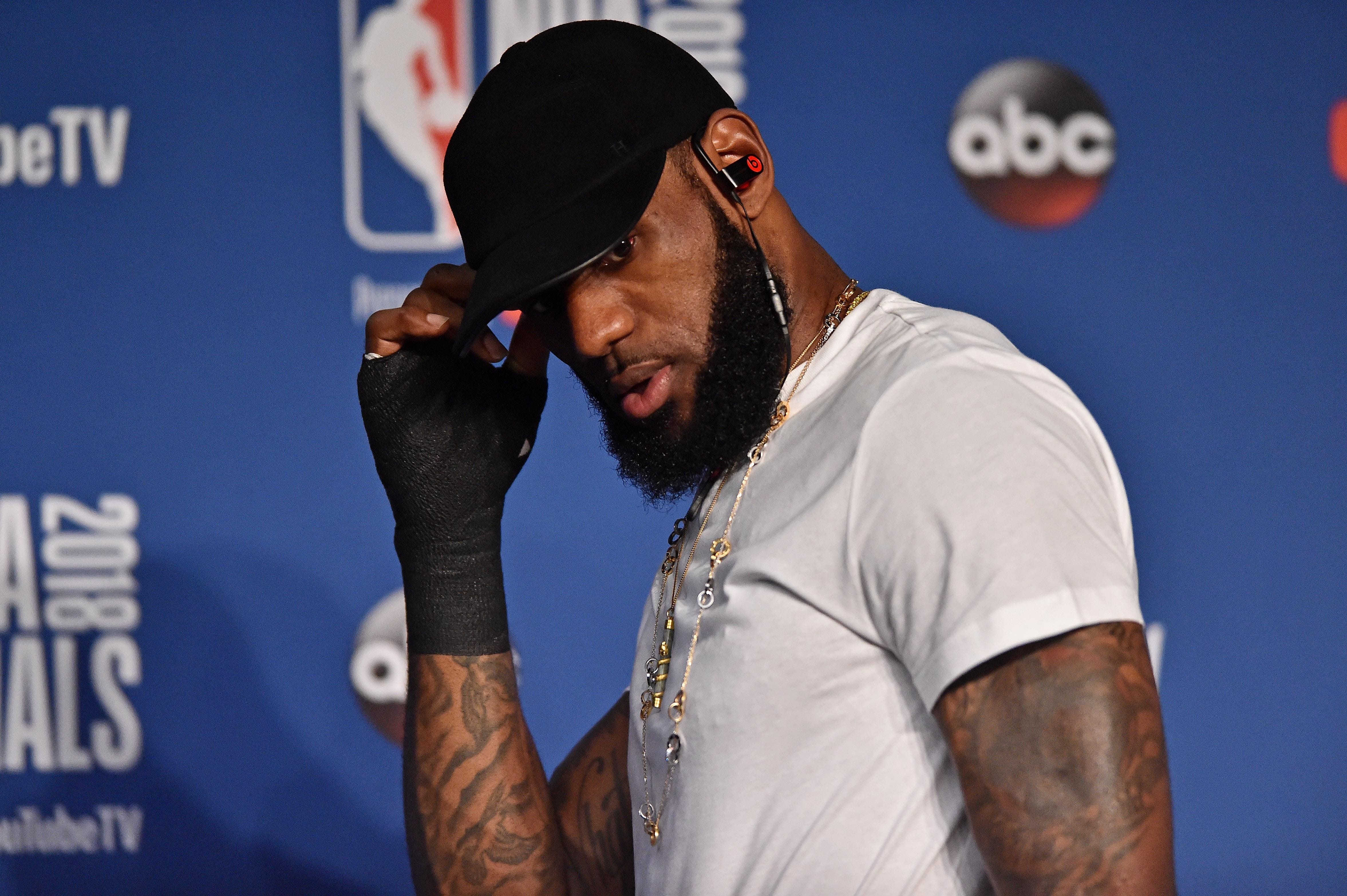 636641627516654946-2018-06-09-LeBron-James2