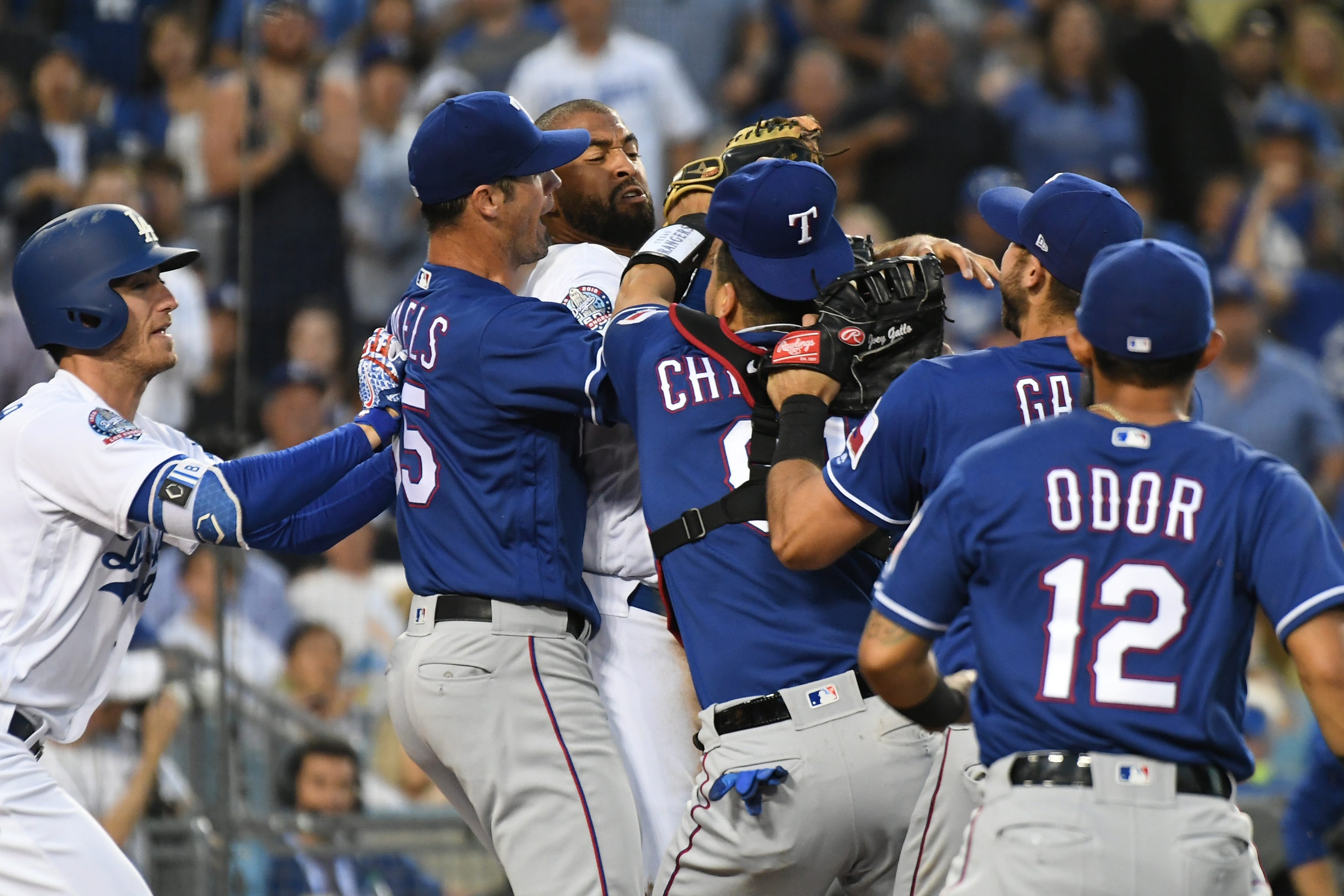 Benches clear after Dodgers&apos; Matt Kemp takes out Rangers catcher Robinson Chirinos