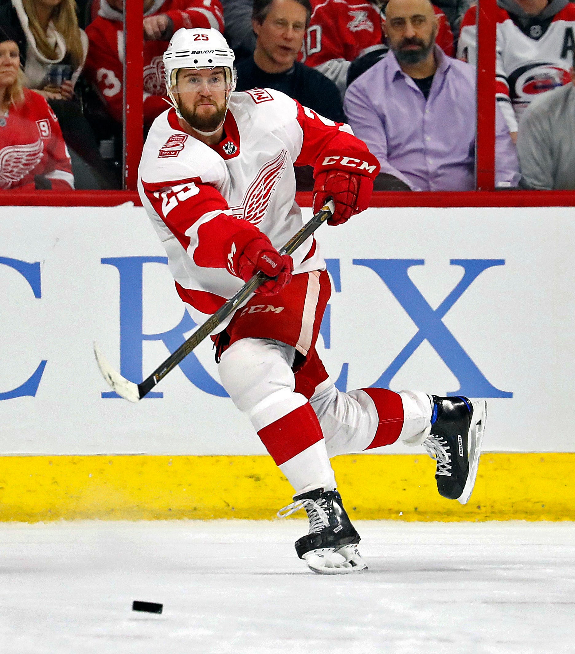 AP source: Red Wings agree to terms with Green on new deal