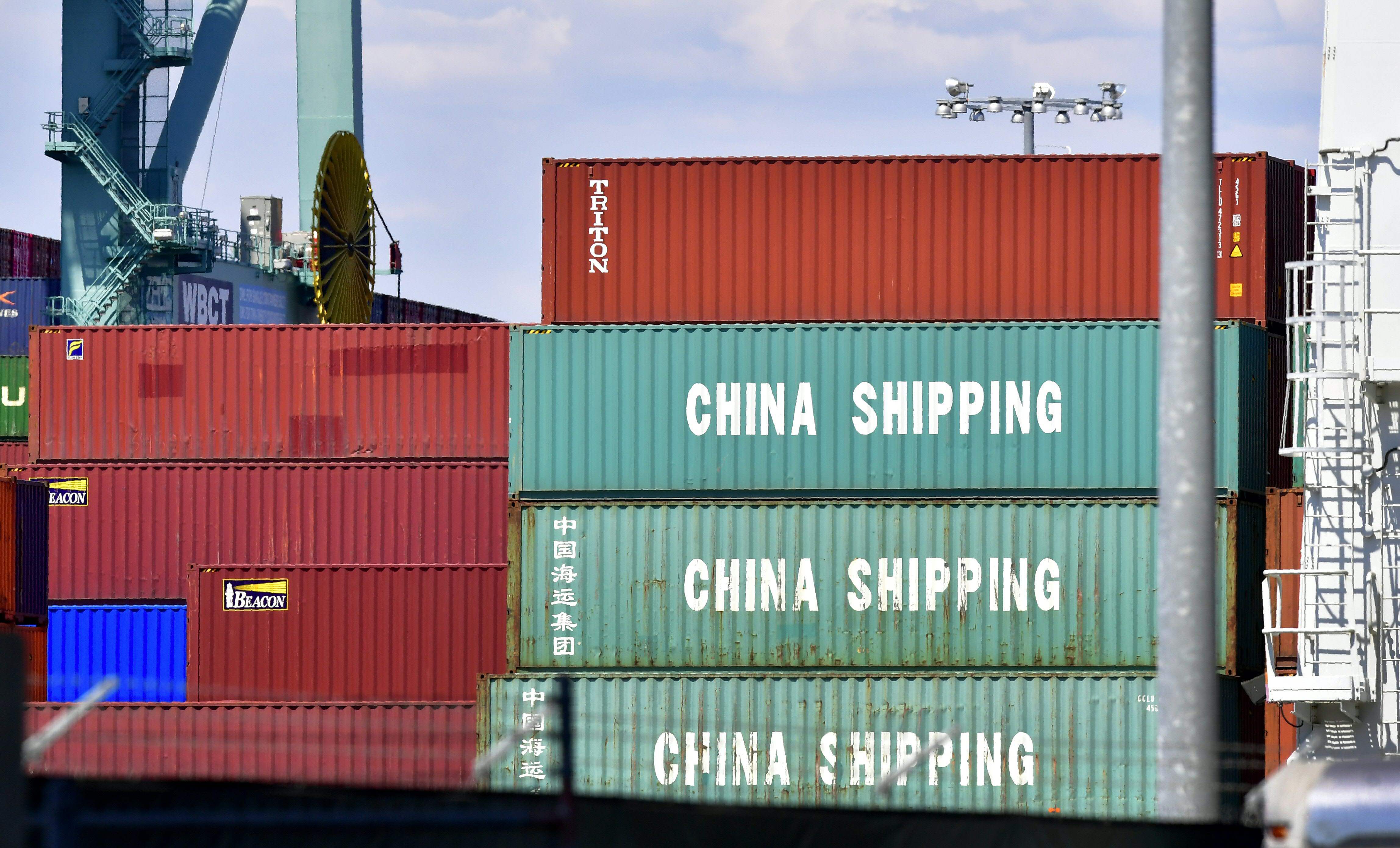 636686318695253060-tradewarshippingcontainers