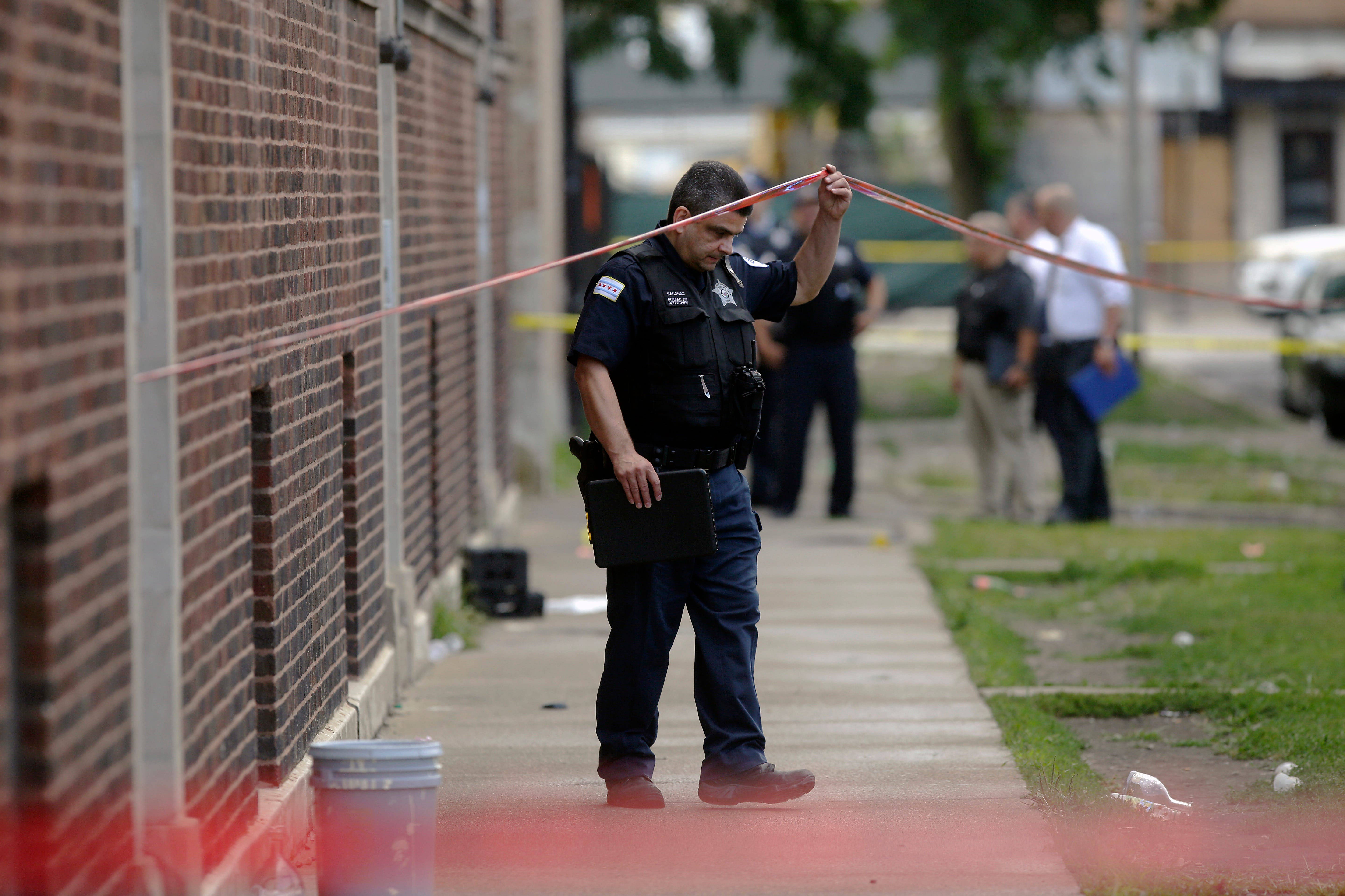 Вооруженное нападение на человека. Полиция Чикаго ранение. Преследование преступника. Вооруженное нападение. Вооруженное нападение фото.