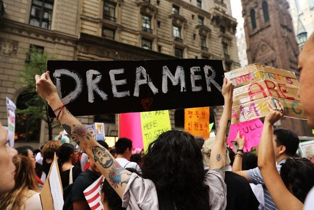 Activistas promigrantes se reúnen frente a la Torre Trump en la ciudad de Nueva York el 15 de agosto de 2017, el quinto aniversario de DACA que protege a inmigrantes indocumentados traídos a los EEUU cuando eran niños.